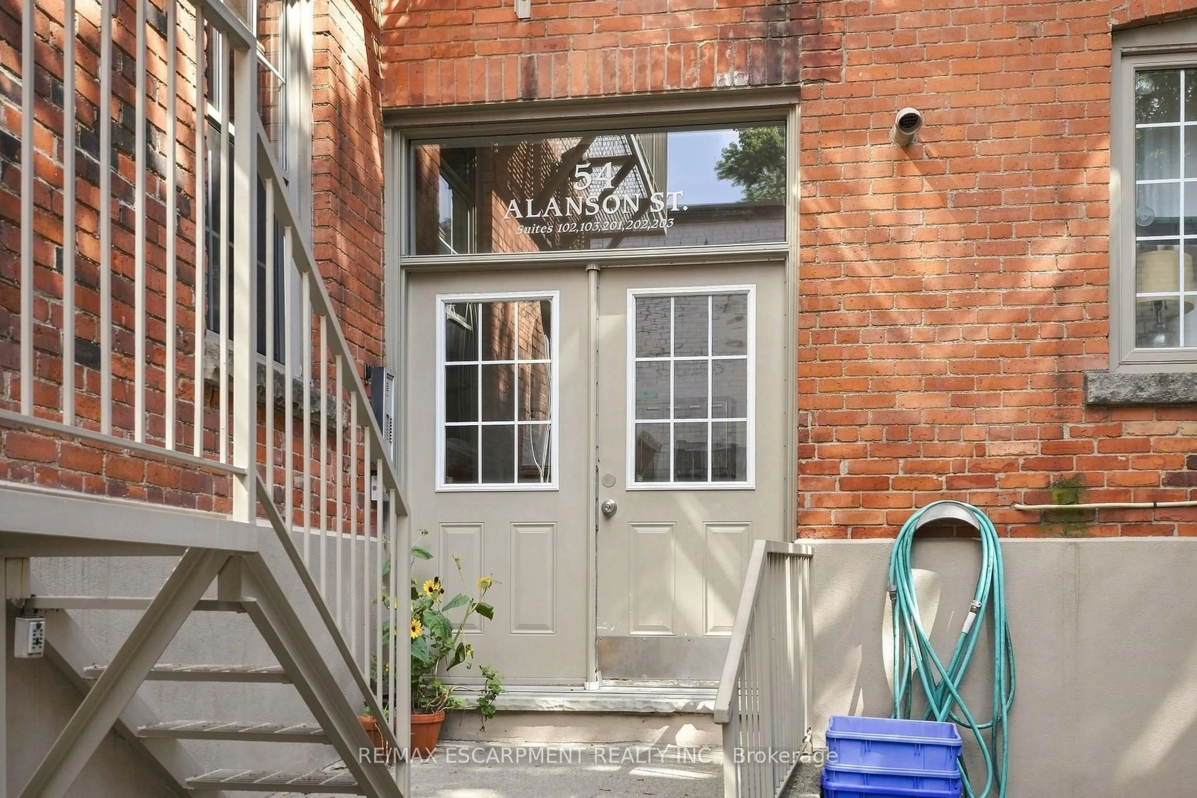 Indoor entryway for 54 Alanson St #202, Hamilton Ontario L8N 1W5