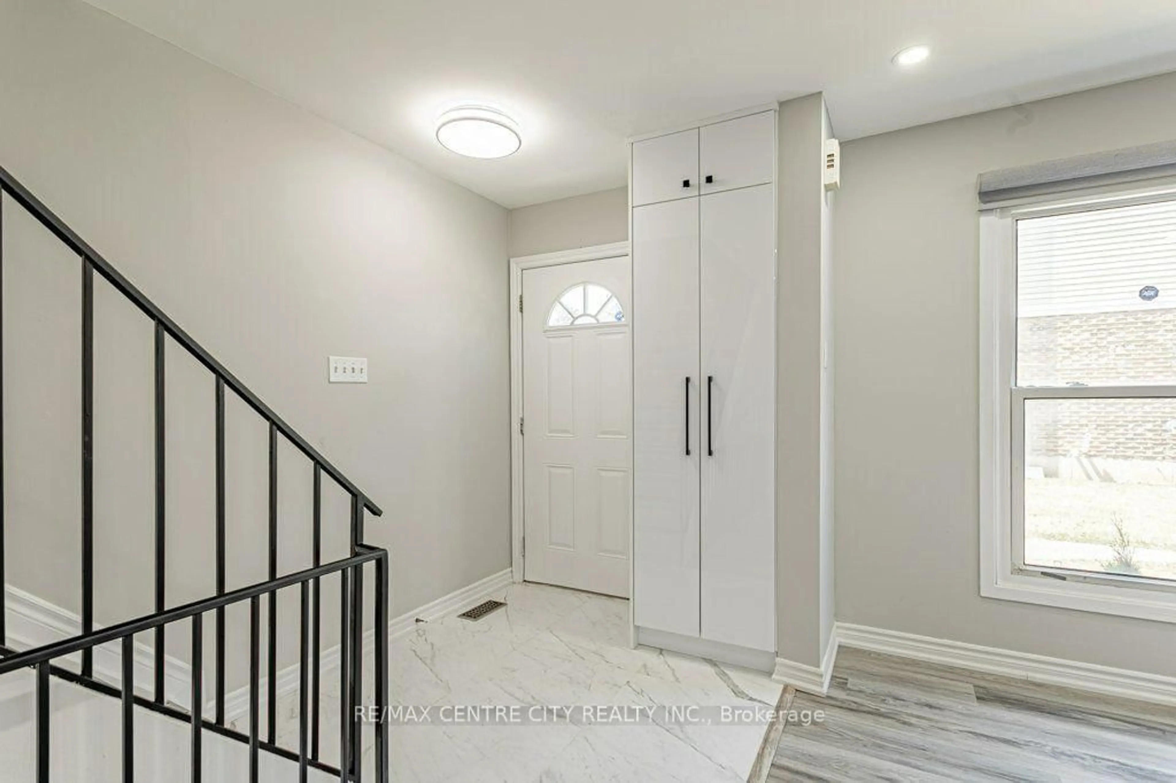 Indoor entryway for 70 Fiddlers Green Rd #88, London North Ontario N6H 4R4