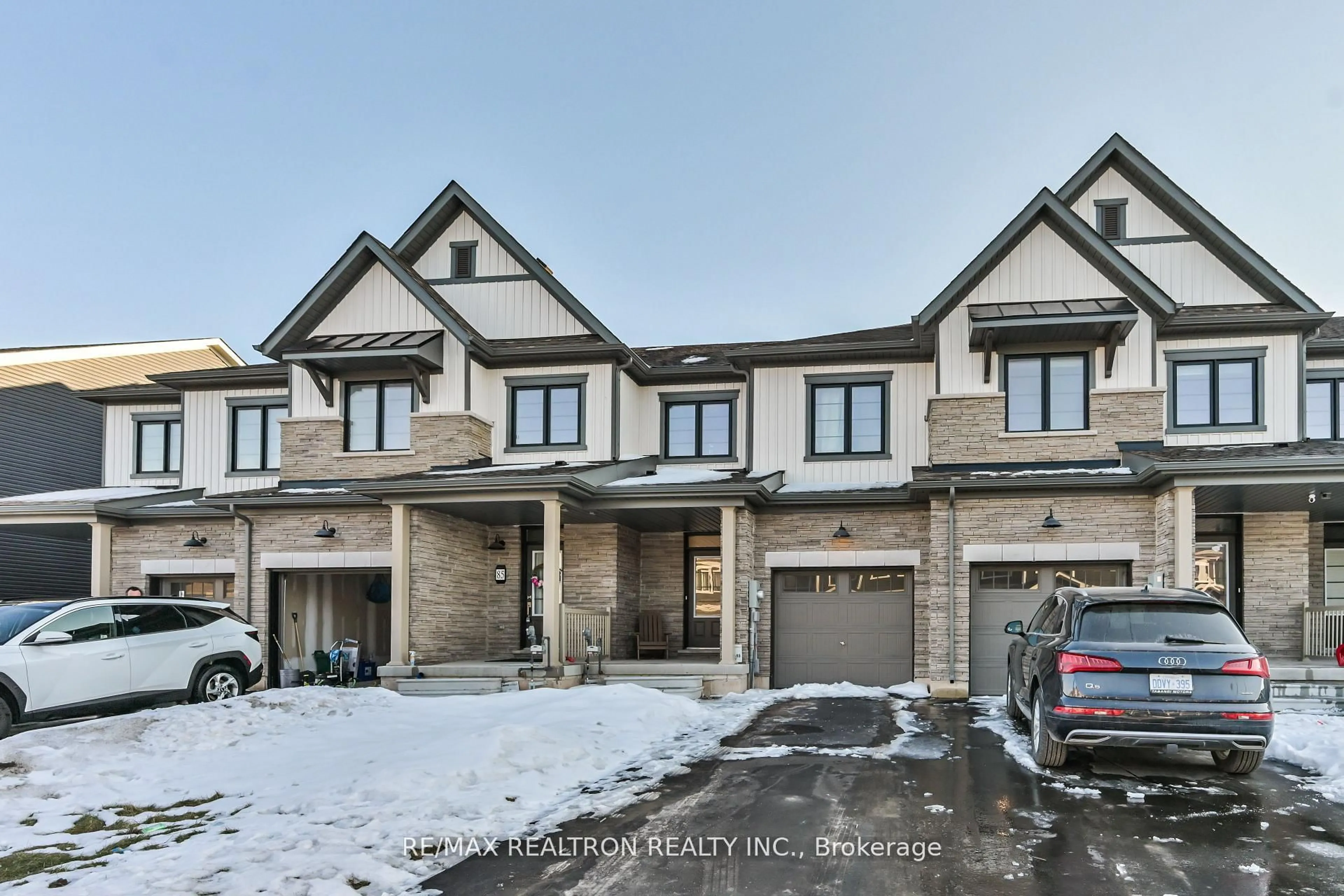 A pic from outside/outdoor area/front of a property/back of a property/a pic from drone, street for 89 Masters St, Welland Ontario L3B 0N4