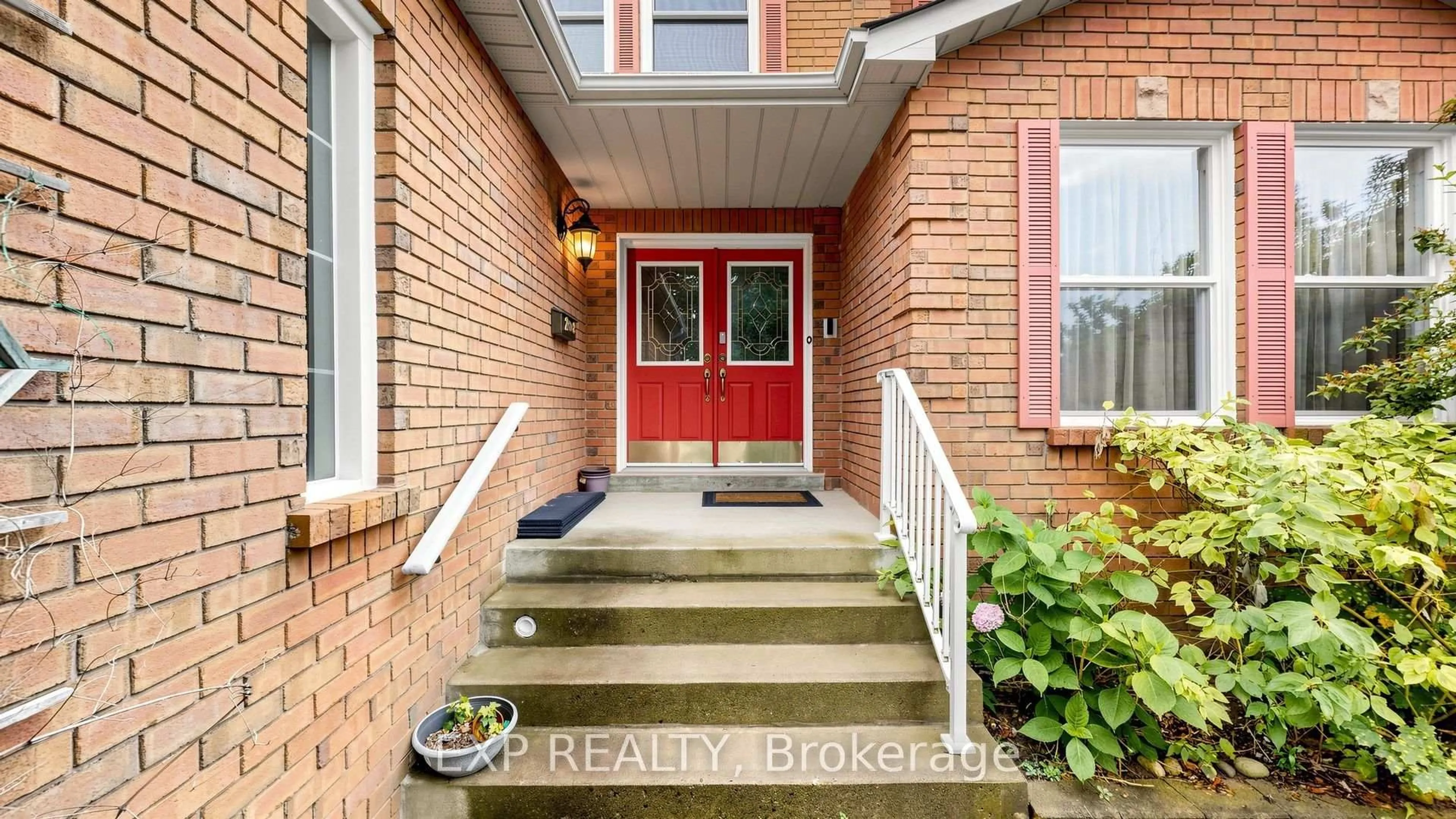 Indoor entryway for 28 Hurlbut Pl, Cambridge Ontario N1T 1L6