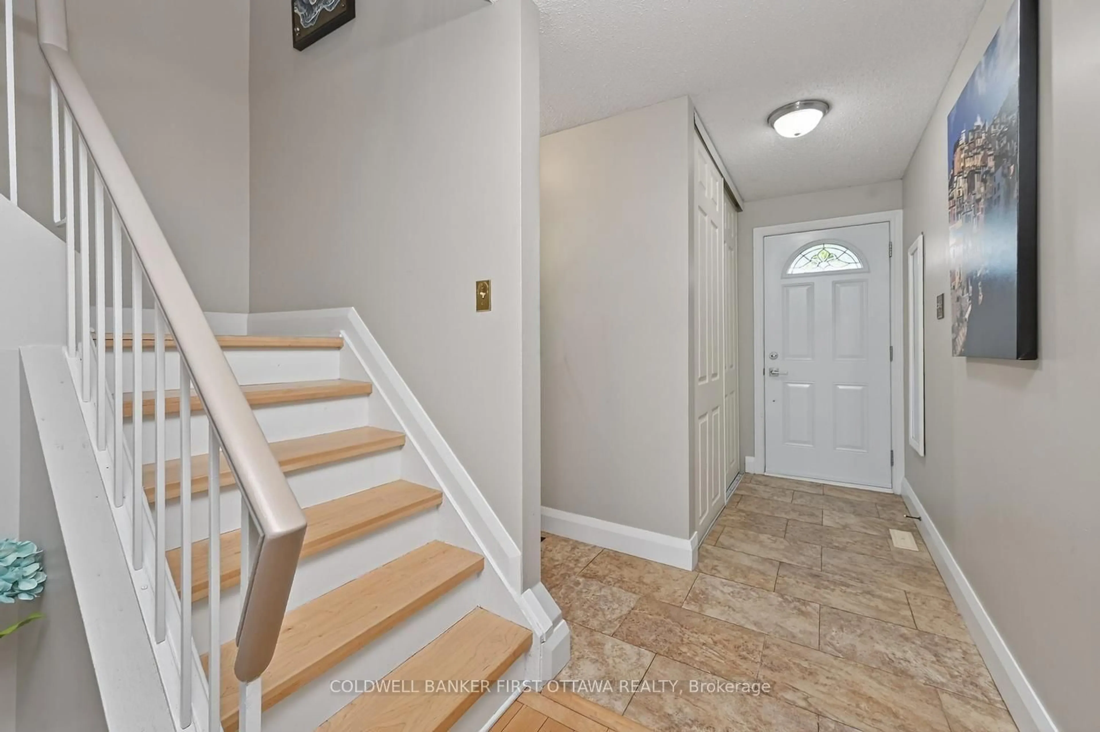 Indoor entryway for 1528 Brookmill Lane, Ottawa Ontario K1B 5G4