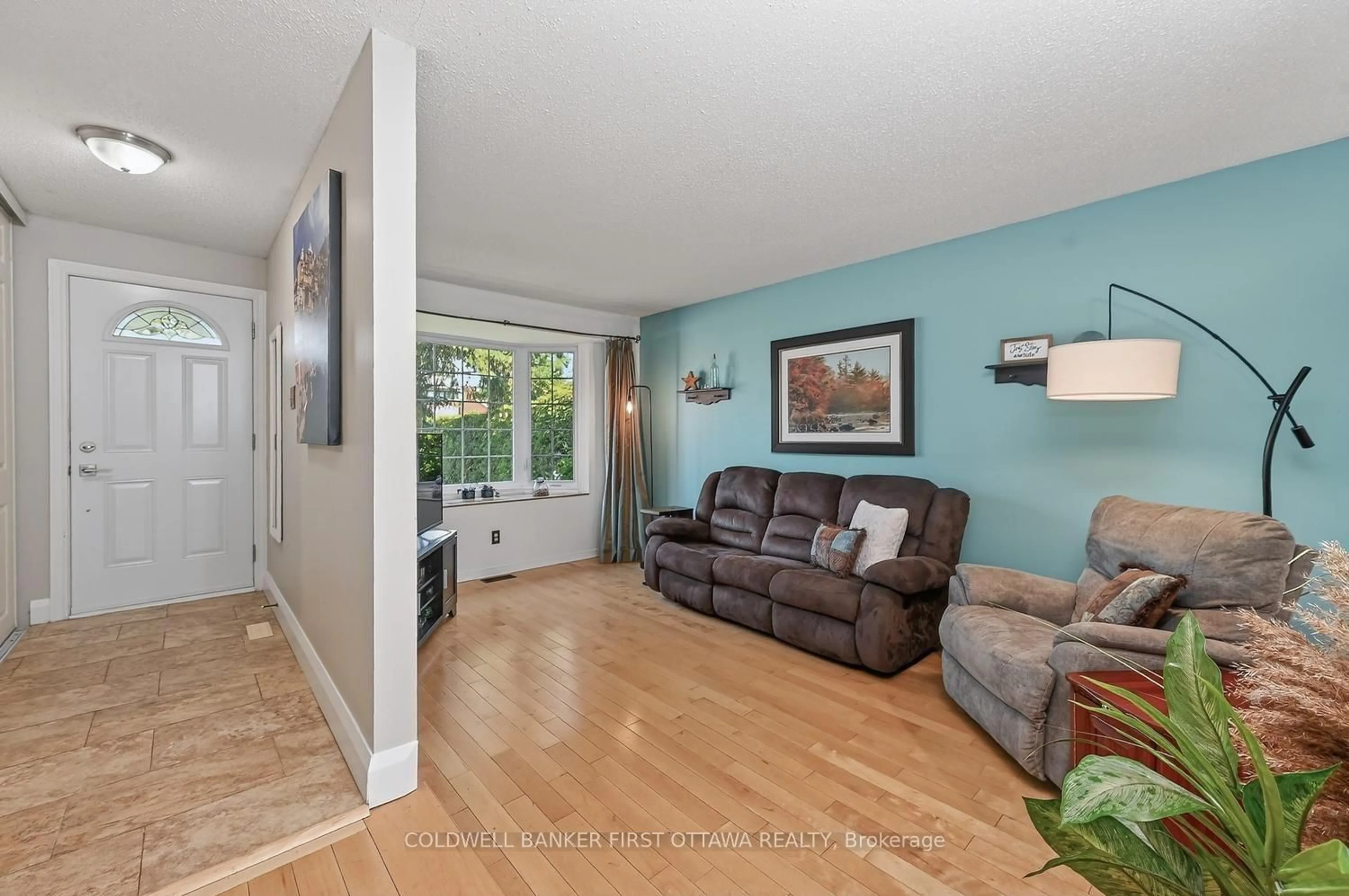 Living room with furniture, unknown for 1528 Brookmill Lane, Ottawa Ontario K1B 5G4