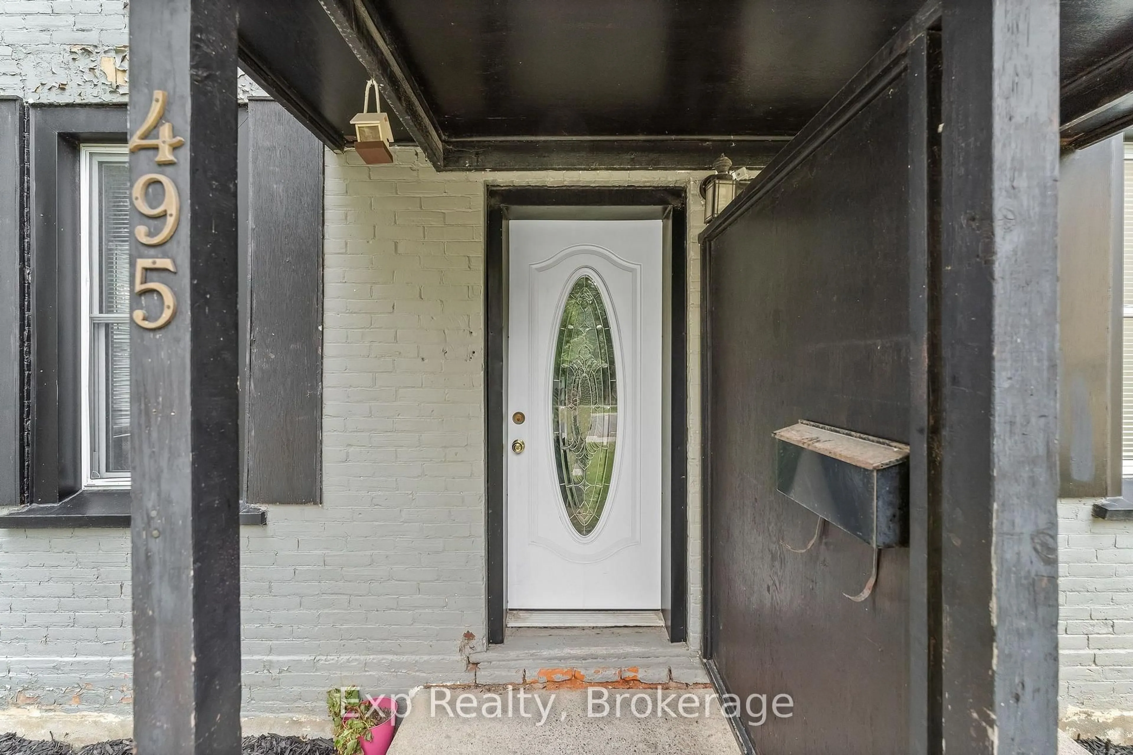 Indoor entryway for 497 Donegal St, Peterborough Ontario K9H 4L9