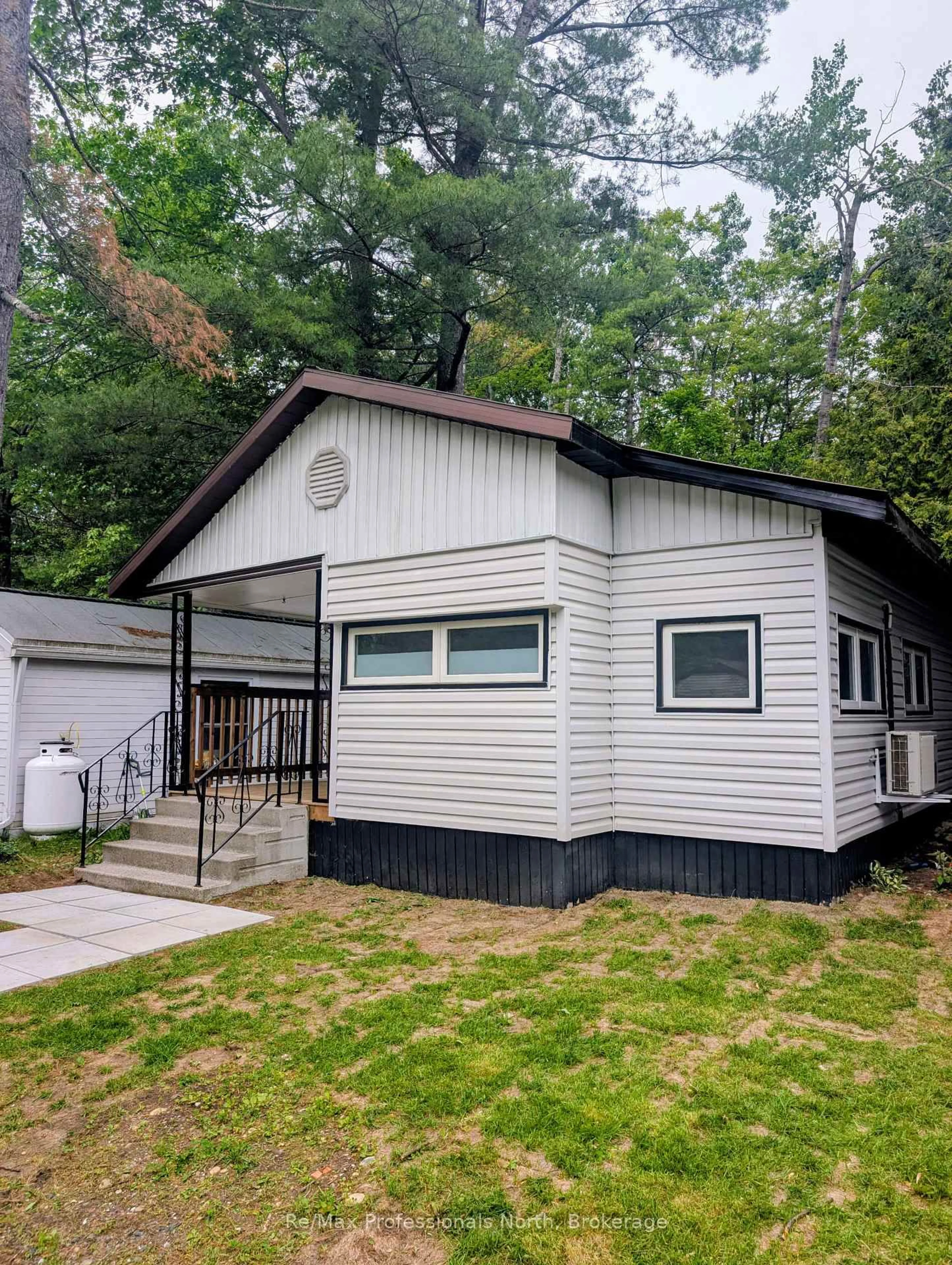 Home with vinyl exterior material, unknown for 1007 Racoon Rd #36, Gravenhurst Ontario P1P 0C2
