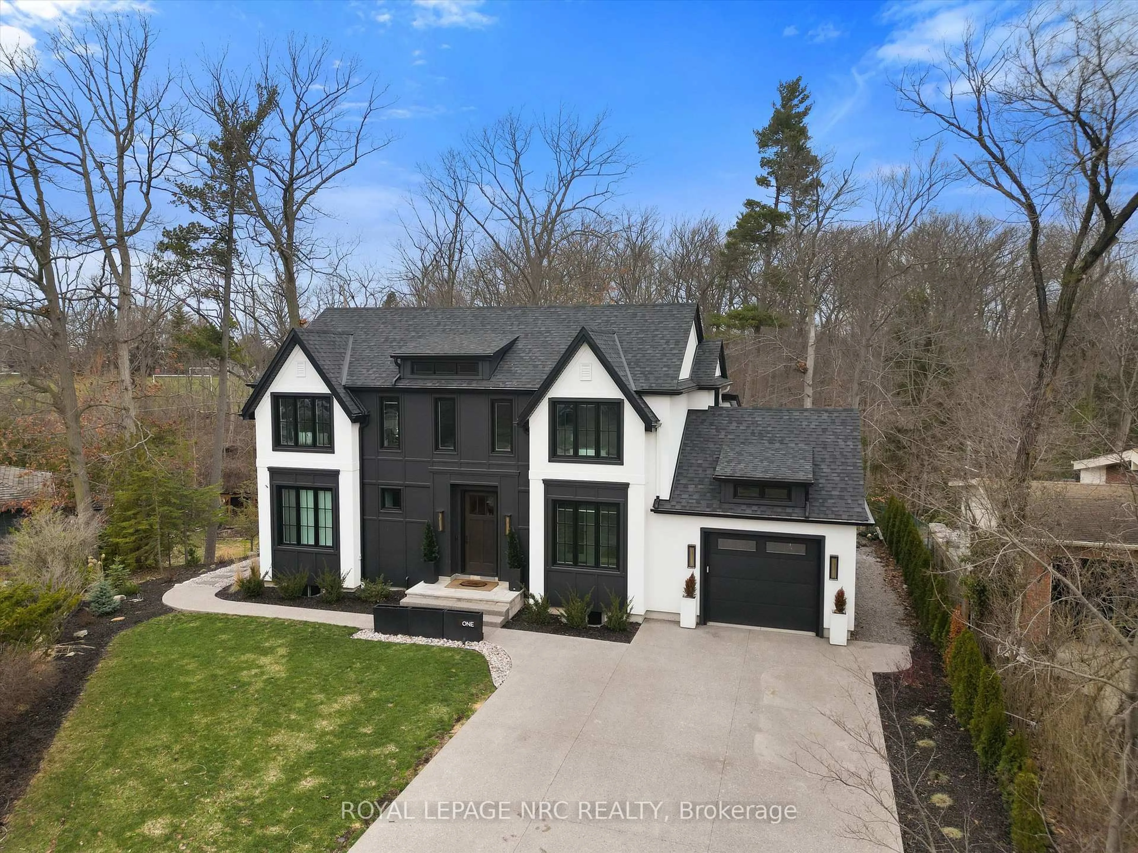 A pic from outside/outdoor area/front of a property/back of a property/a pic from drone, street for 1 Briarfield Cres, St. Catharines Ontario L2T 3T4