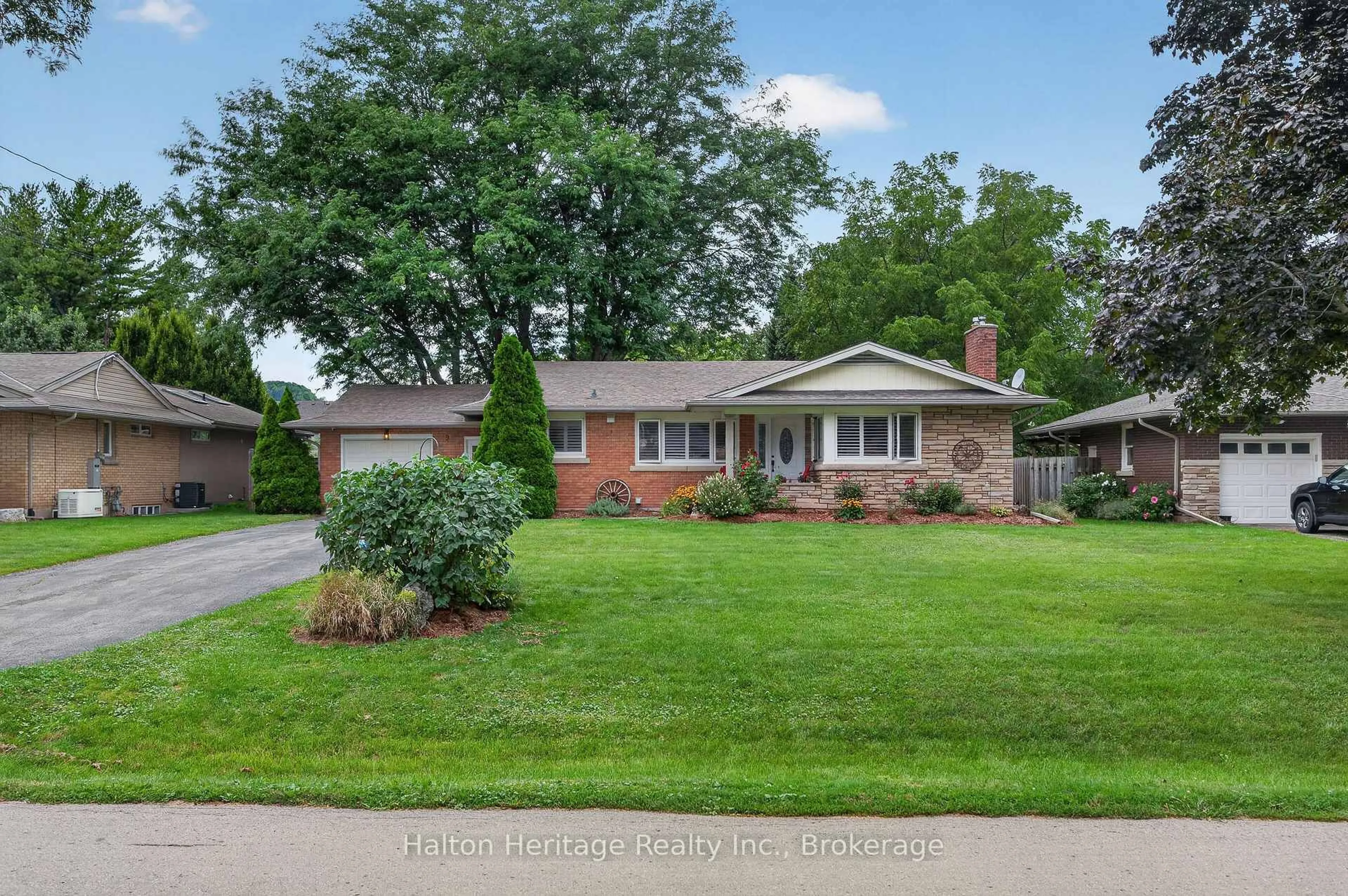 Home with brick exterior material, street for 9 Strathearn Ave, Grimsby Ontario L3M 3A5