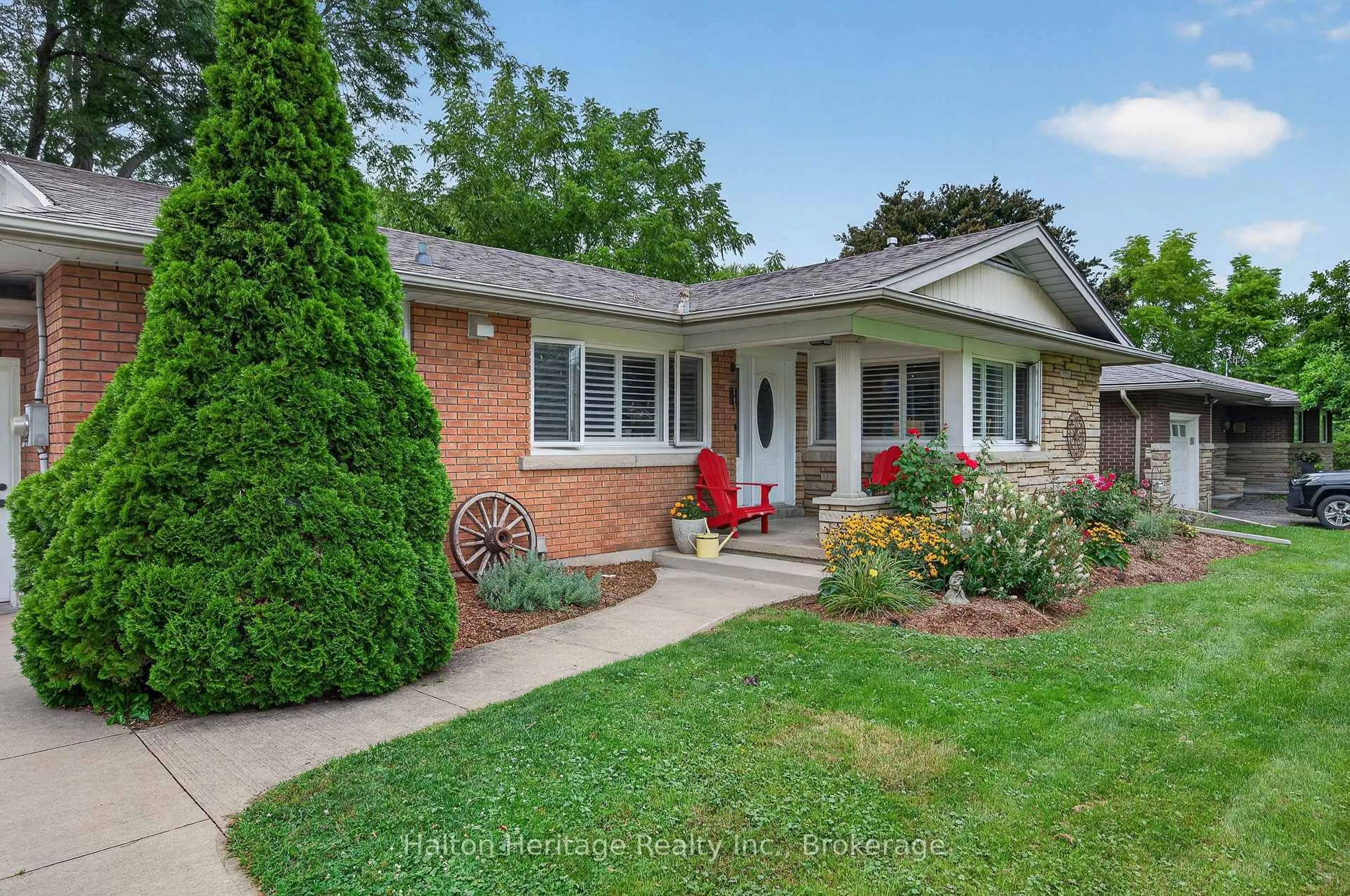 Home with brick exterior material, street for 9 Strathearn Ave, Grimsby Ontario L3M 3A5