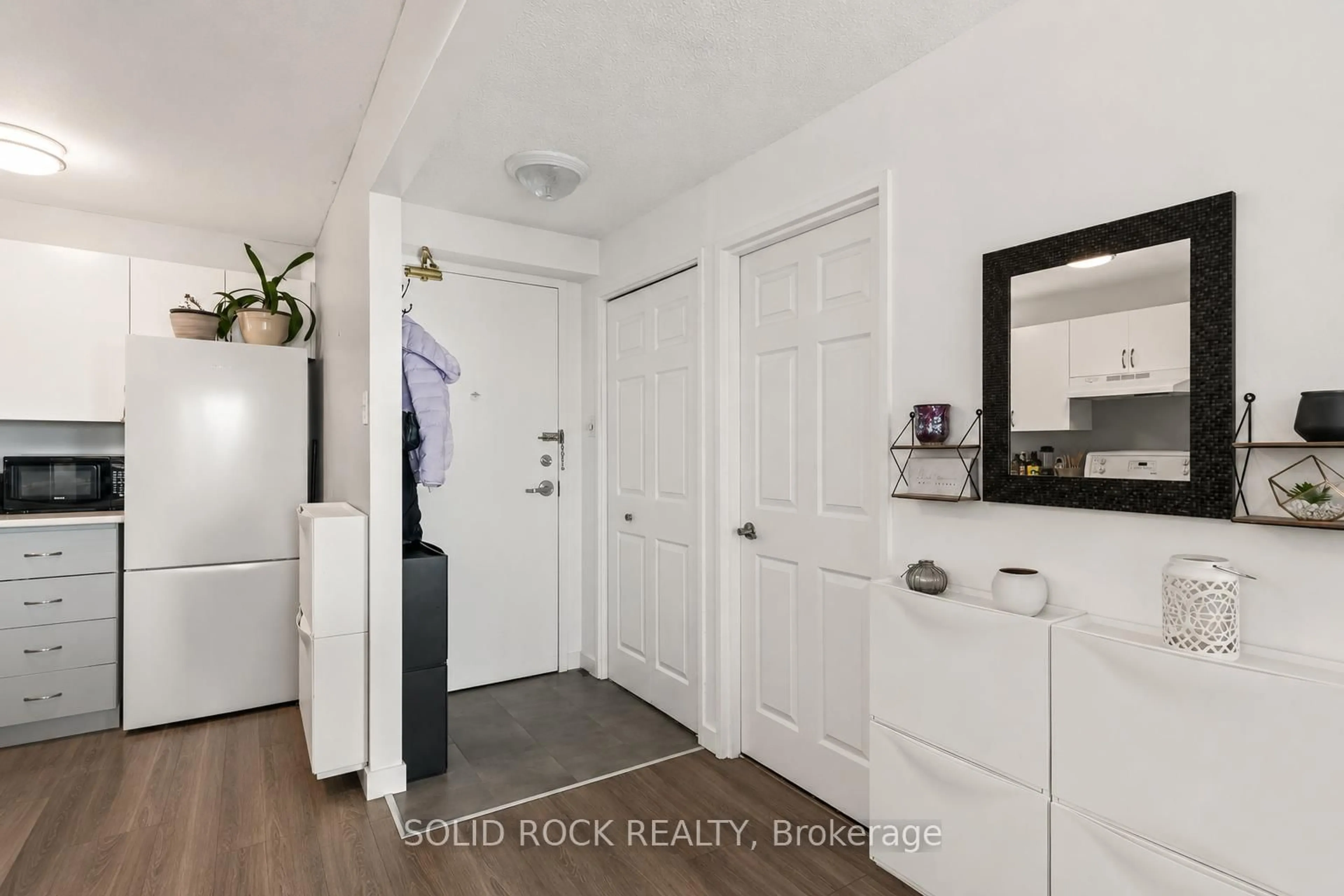 Indoor entryway for 1440 Heron Rd #901, Ottawa Ontario K1V 0X2