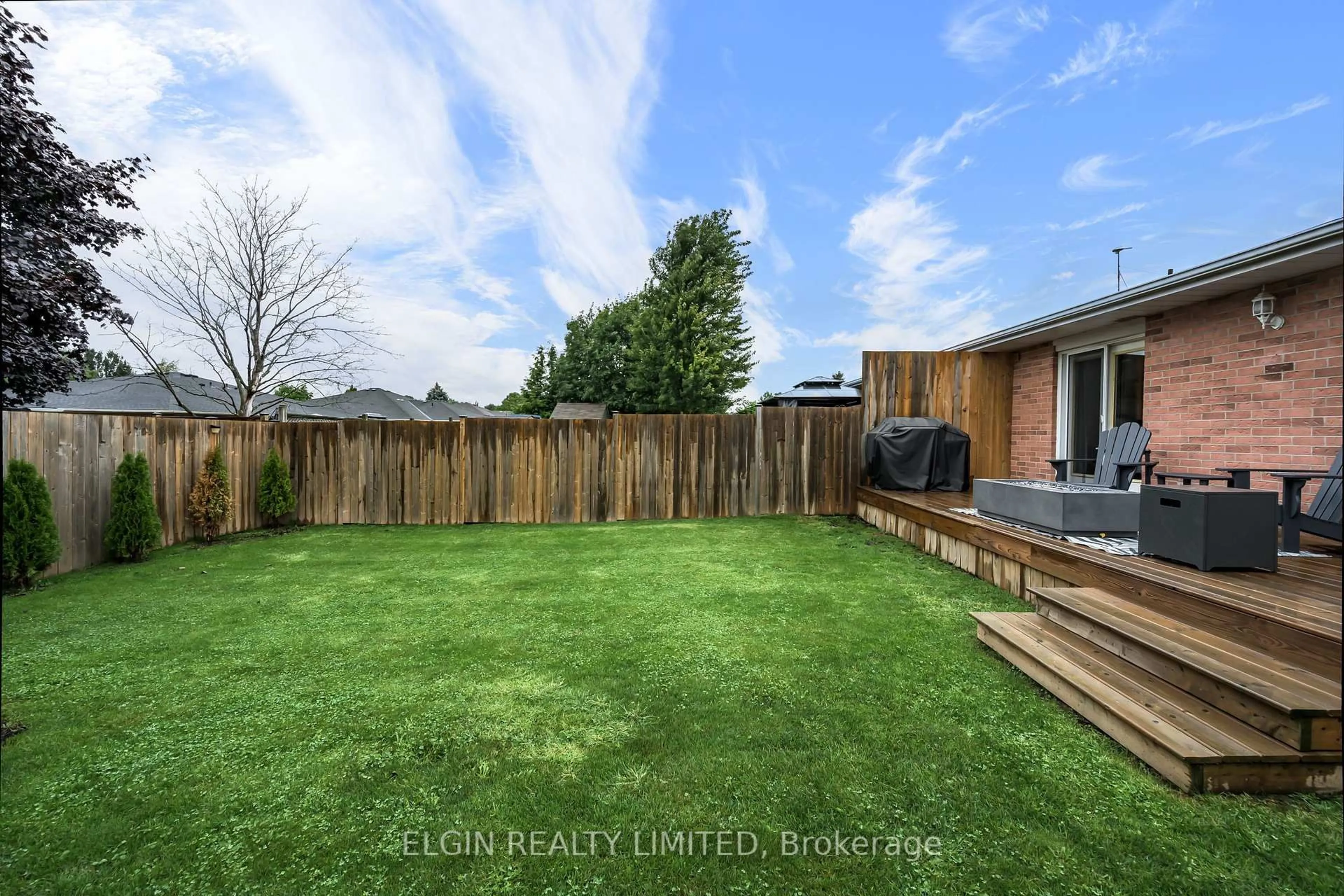A pic from outside/outdoor area/front of a property/back of a property/a pic from drone, unknown for 69 Carrie Cres, St. Thomas Ontario N5R 6C2
