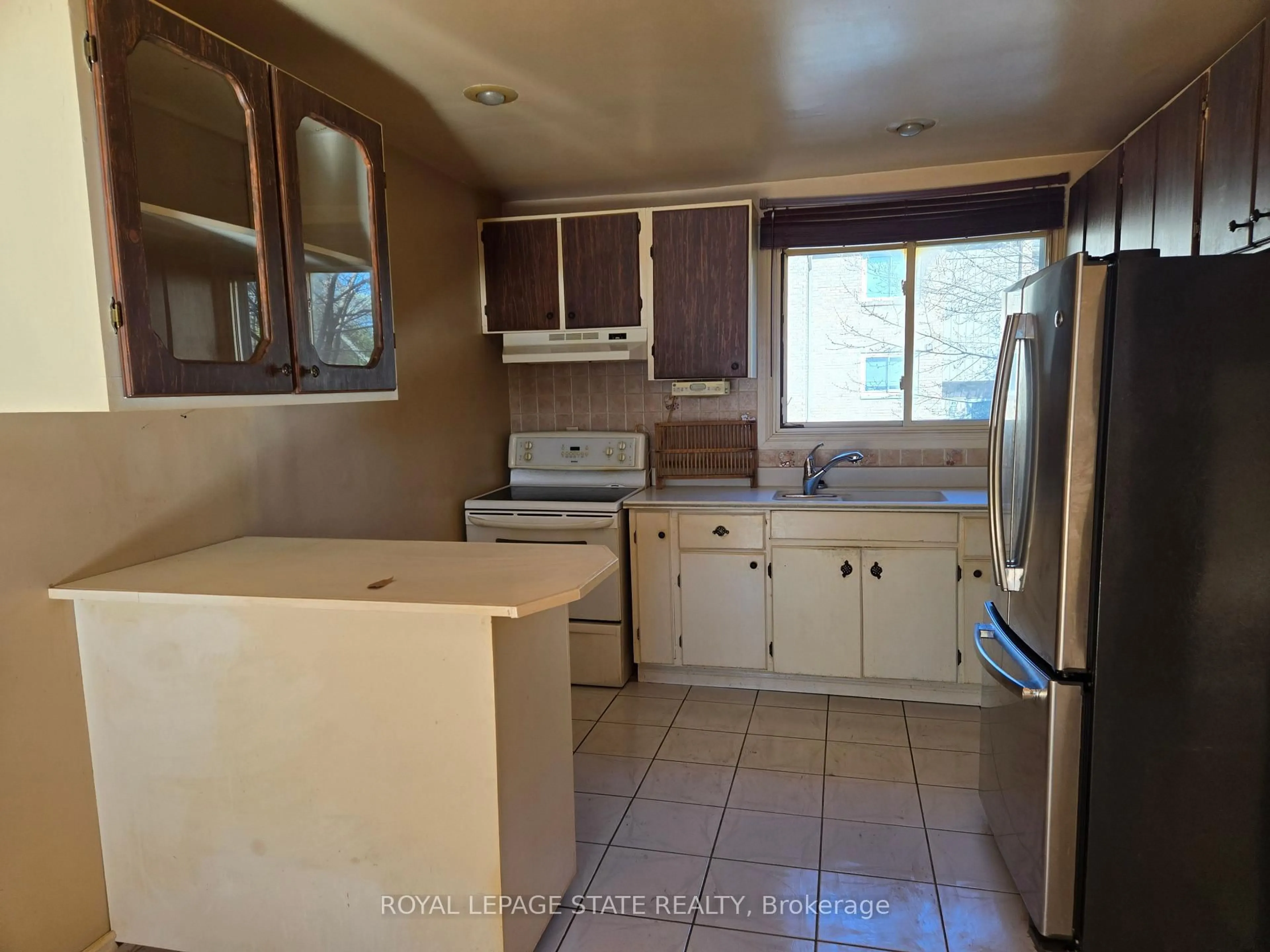 Standard kitchen, ceramic/tile floor for 95 Fonthill Rd #2, Hamilton Ontario L8V 4Z7