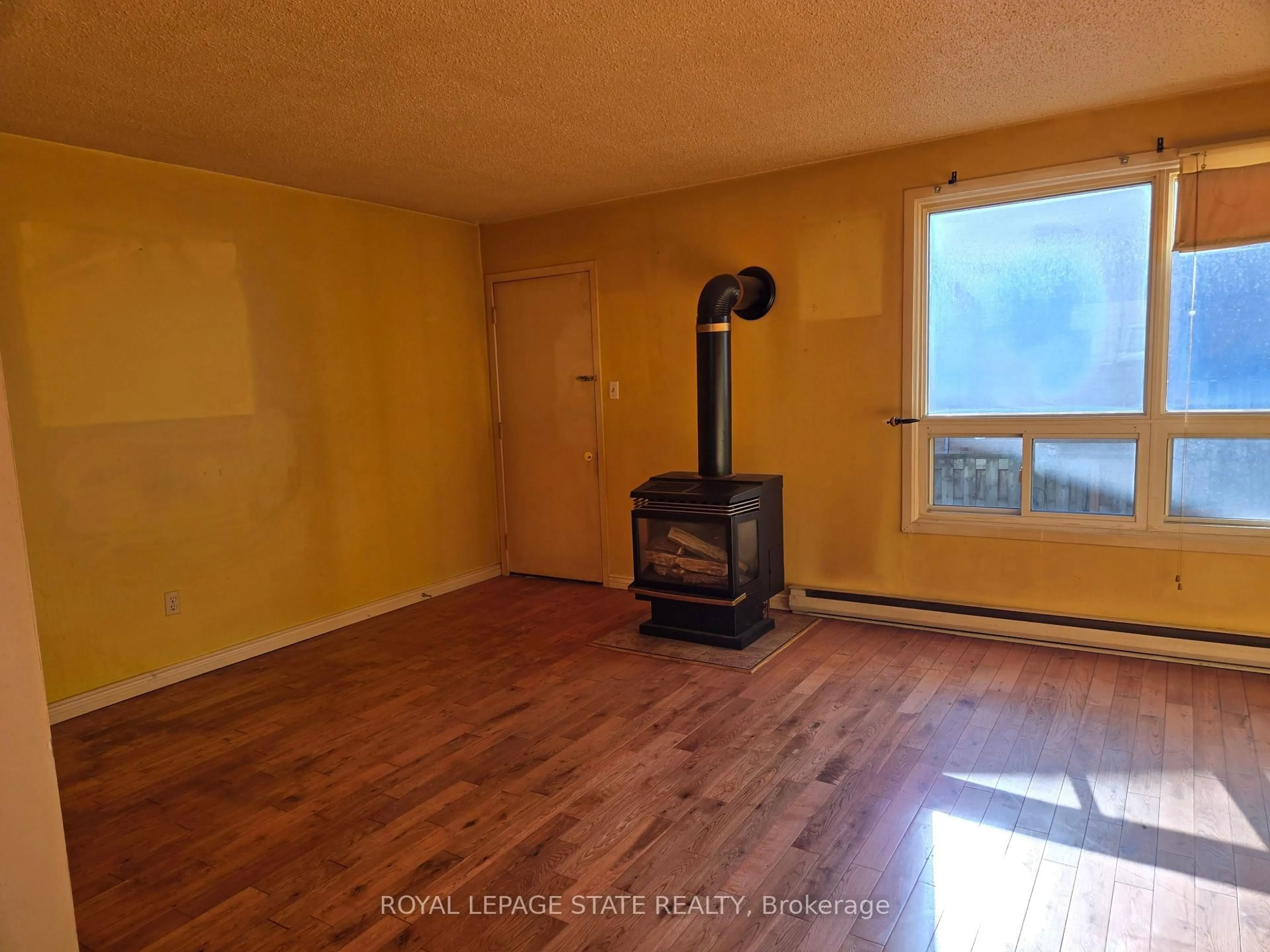 A pic of a room for 95 Fonthill Rd #2, Hamilton Ontario L8V 4Z7