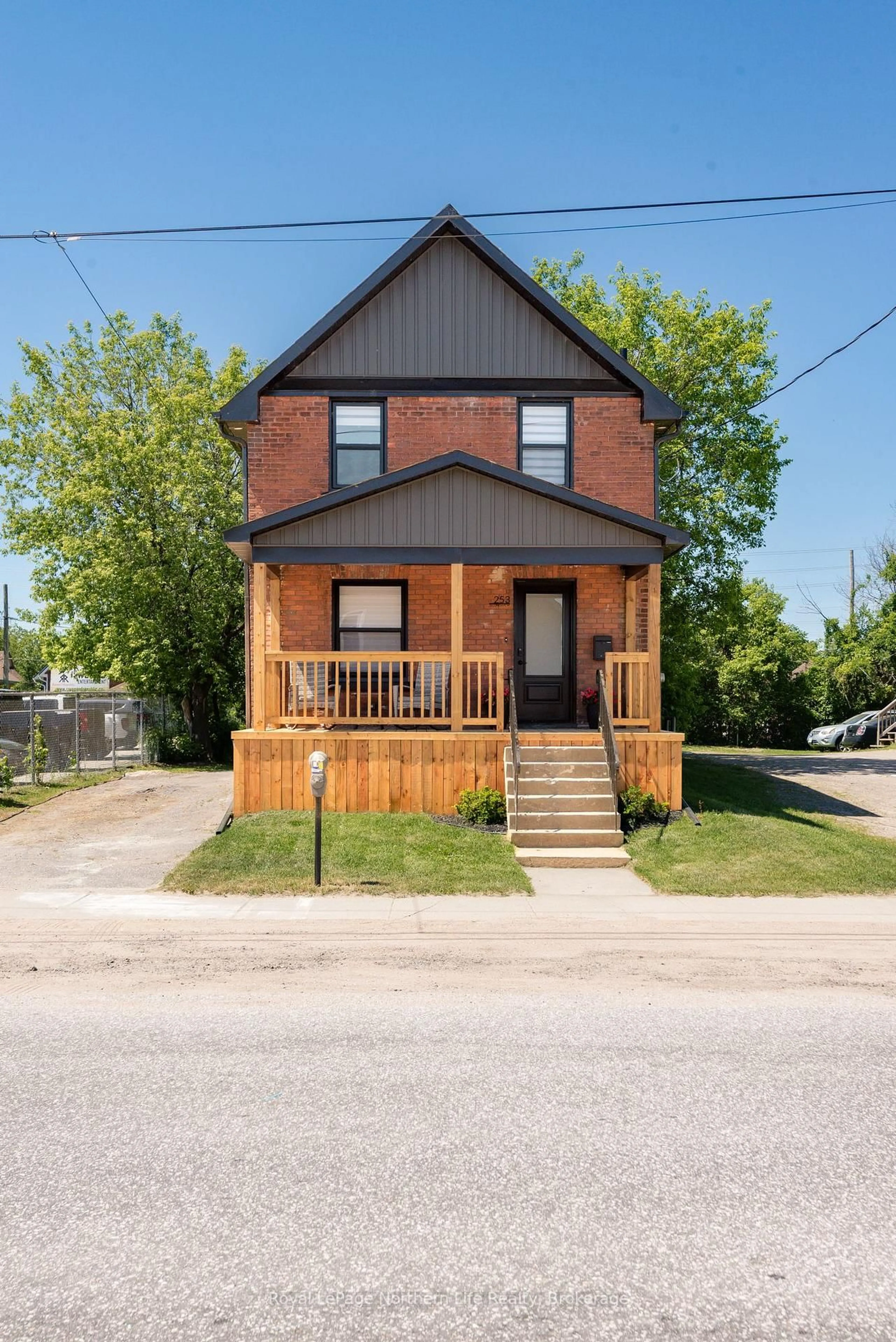 Home with brick exterior material, street for 253 Second Ave, North Bay Ontario P1B 3L1