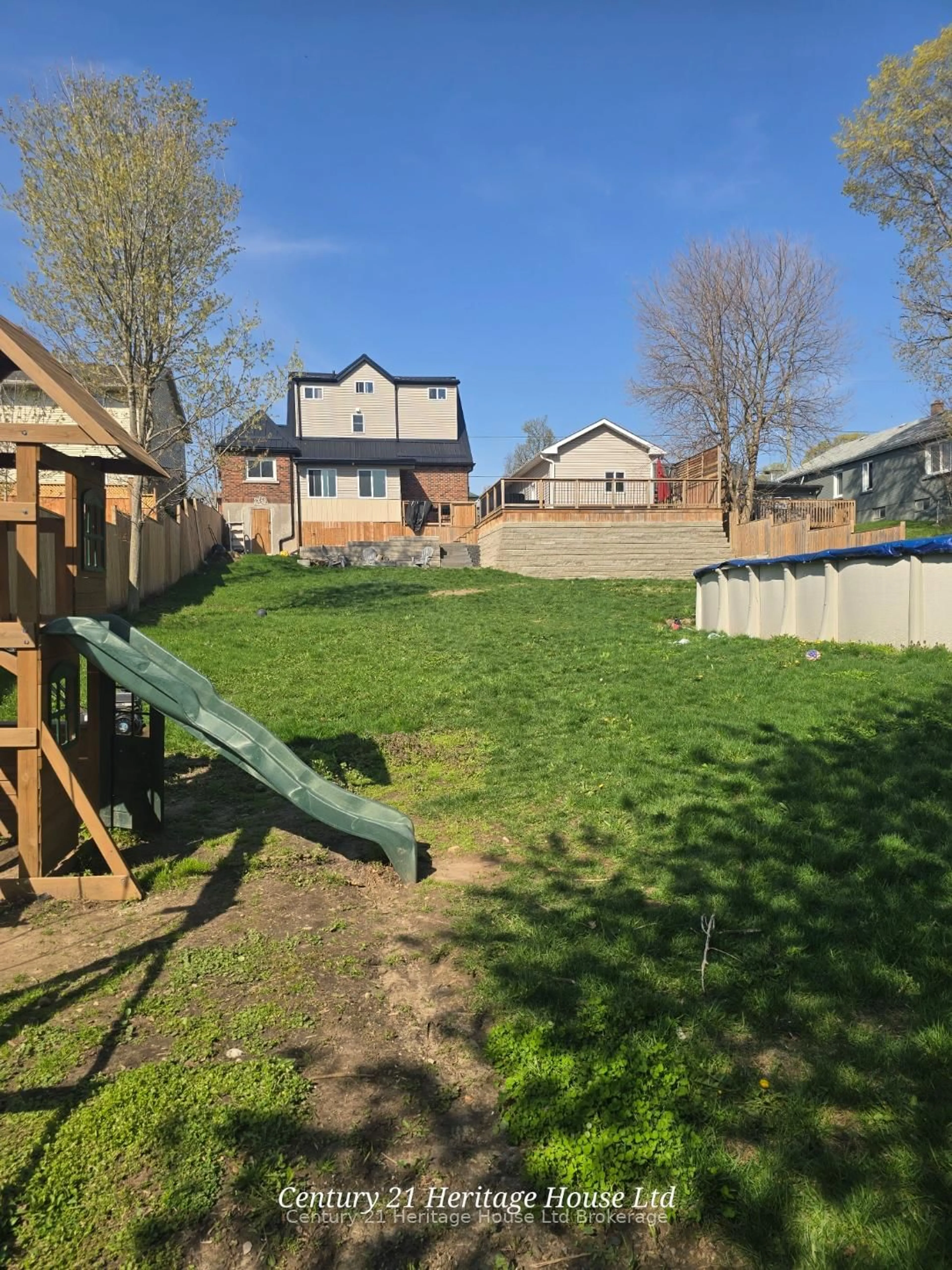 A pic from outside/outdoor area/front of a property/back of a property/a pic from drone, street for 87 Bay St, Woodstock Ontario N4S 3K7