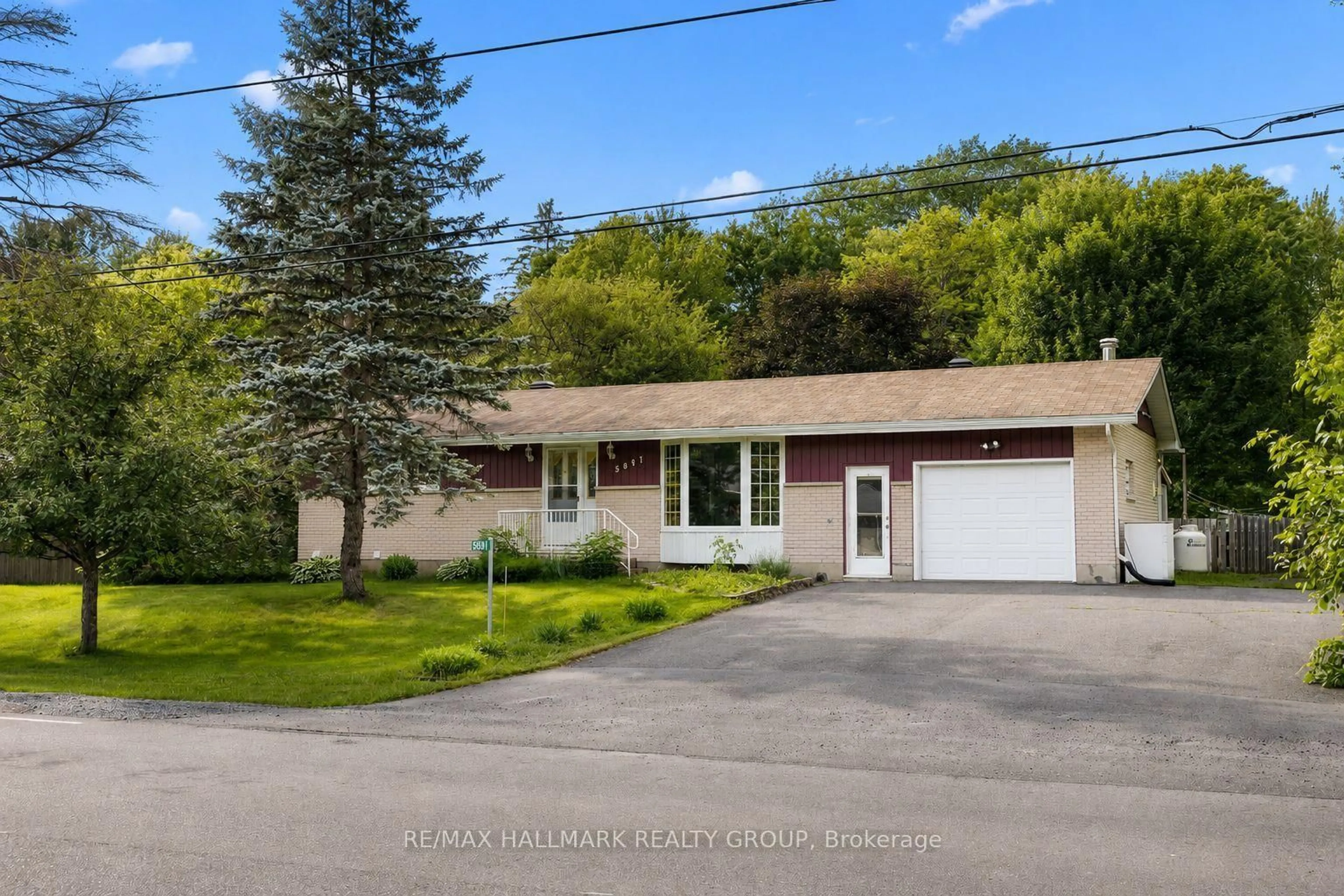 A pic from outside/outdoor area/front of a property/back of a property/a pic from drone, street for 5881 Piperville Rd, Carlsbad Springs Ontario K0A 1K0