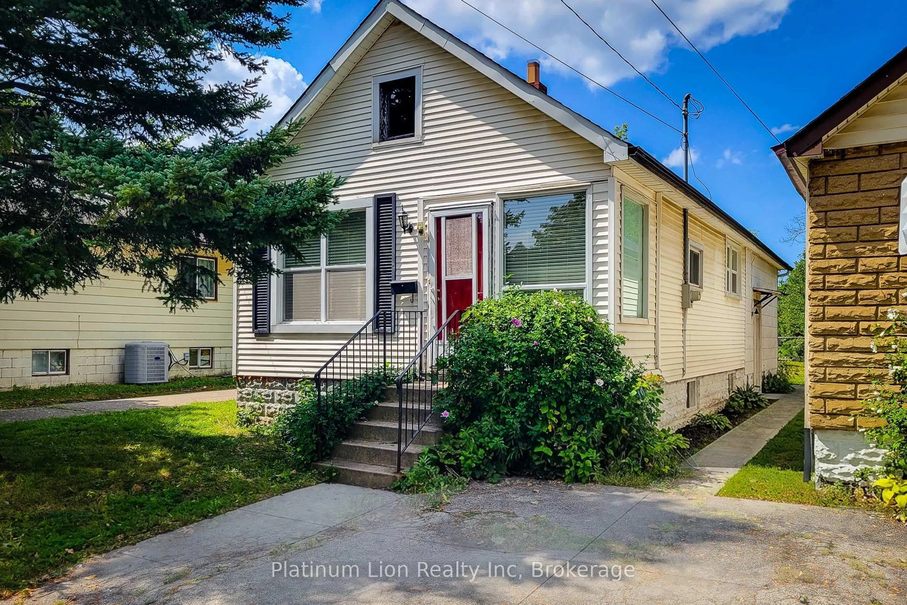 Home with vinyl exterior material, street for 224 East 8th St, Hamilton Ontario L9A 3L8