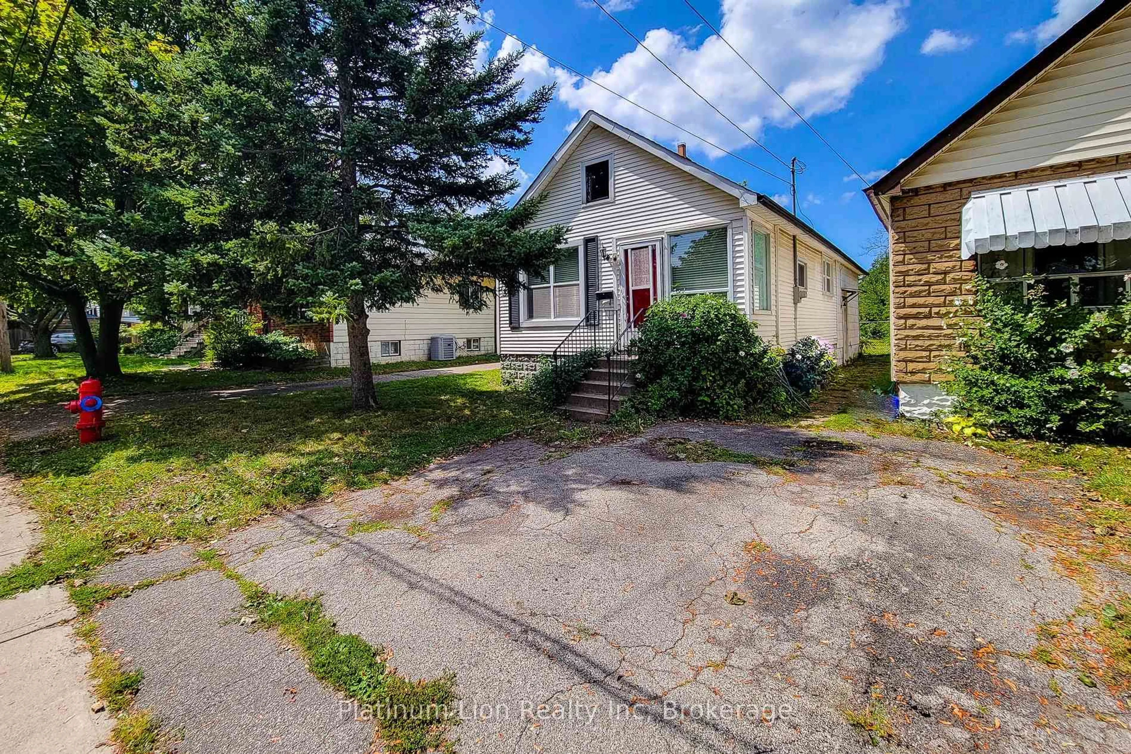 A pic from outside/outdoor area/front of a property/back of a property/a pic from drone, street for 224 East 8th St, Hamilton Ontario L9A 3L8