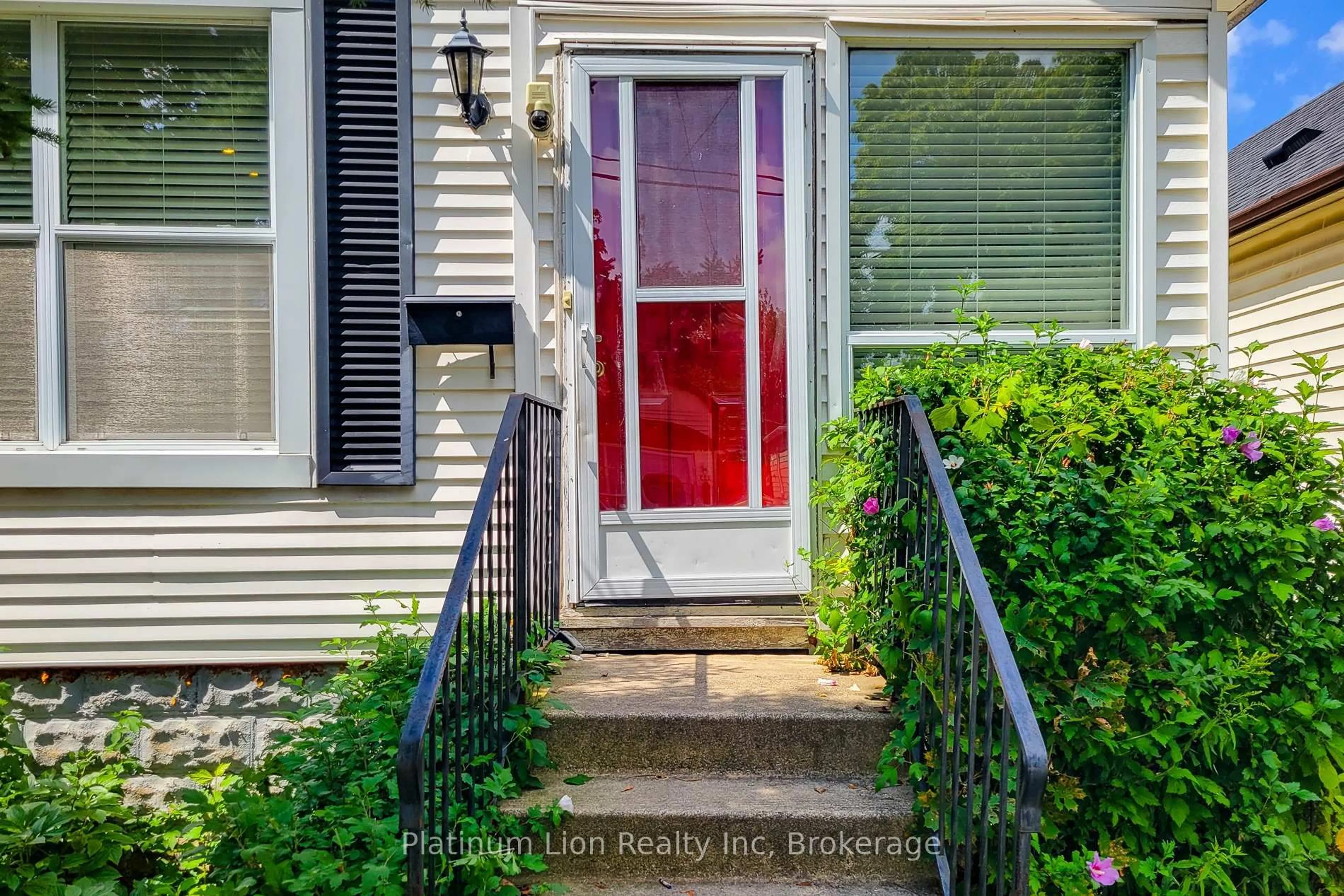 Indoor entryway for 224 East 8th St, Hamilton Ontario L9A 3L8