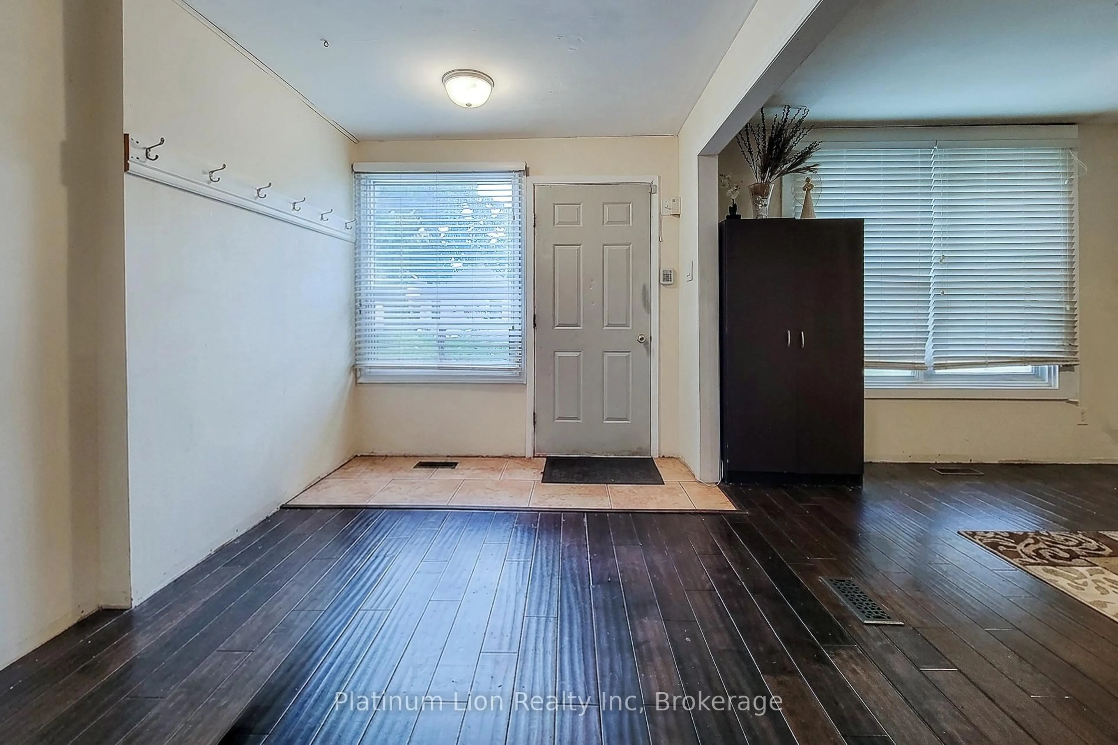 Indoor entryway for 224 East 8th St, Hamilton Ontario L9A 3L8
