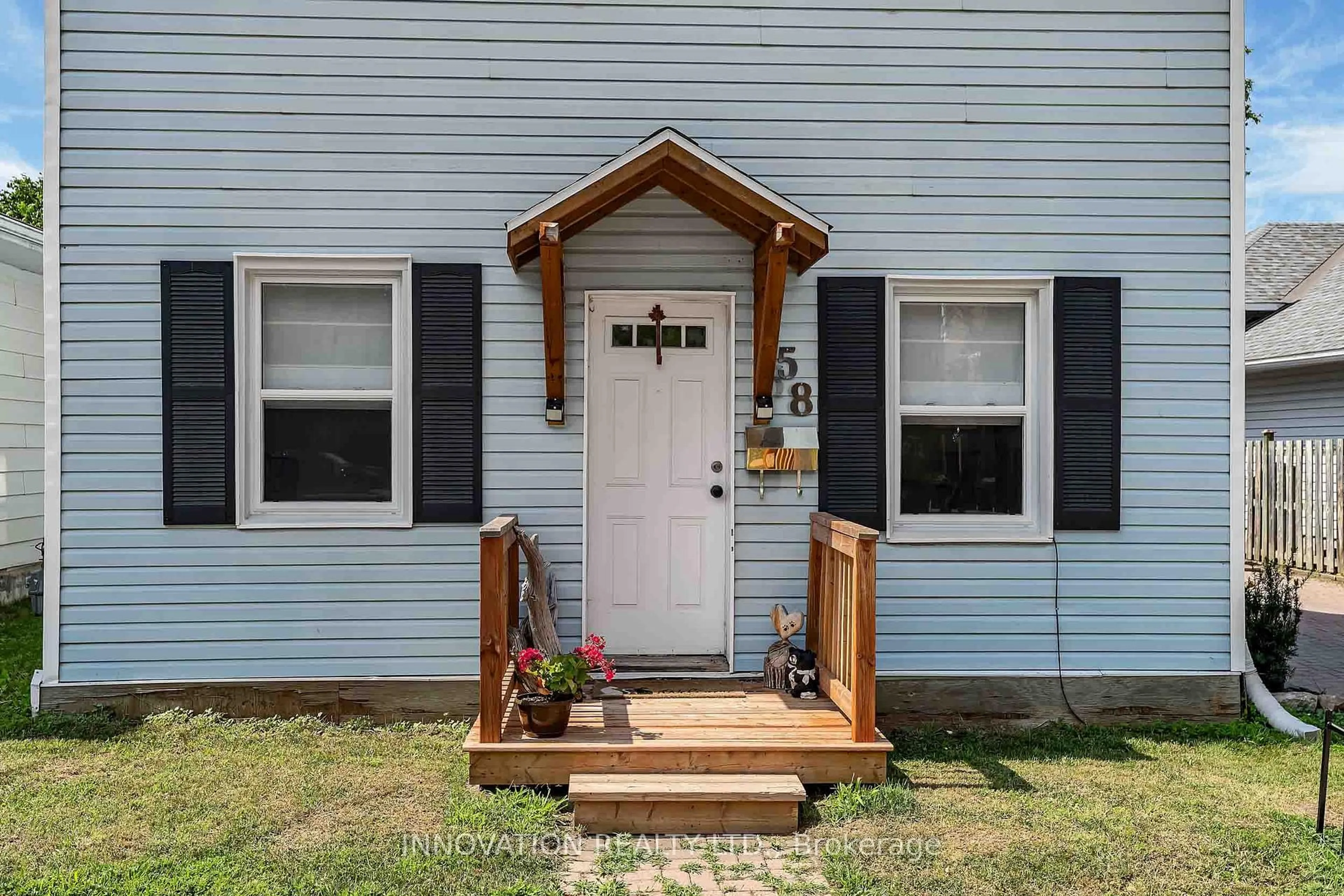 Indoor entryway for 58 Russell St, Arnprior Ontario K7S 2J3