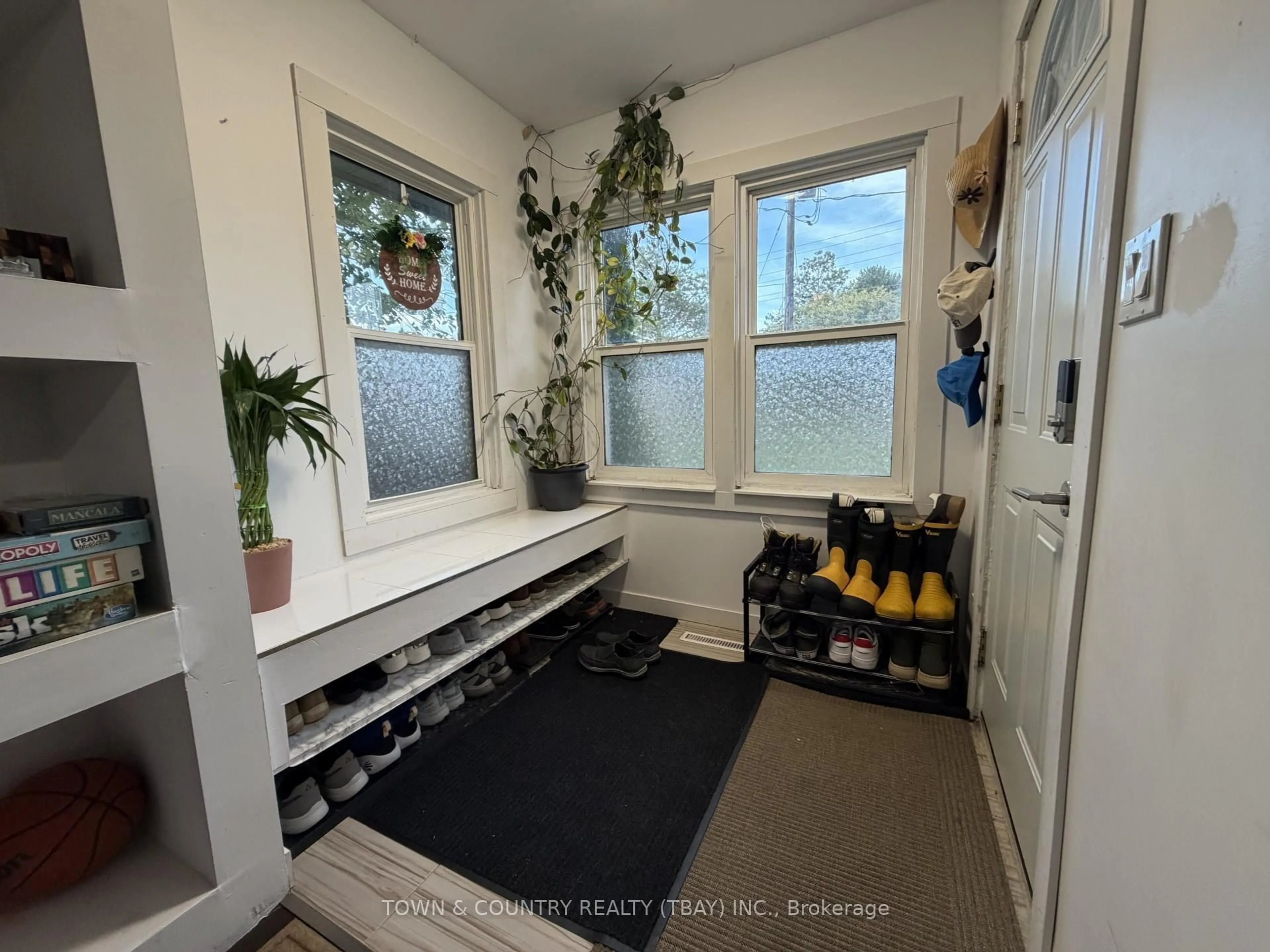 Indoor entryway for 1901 Bailey Ave, Thunder Bay Ontario P7E 2X2