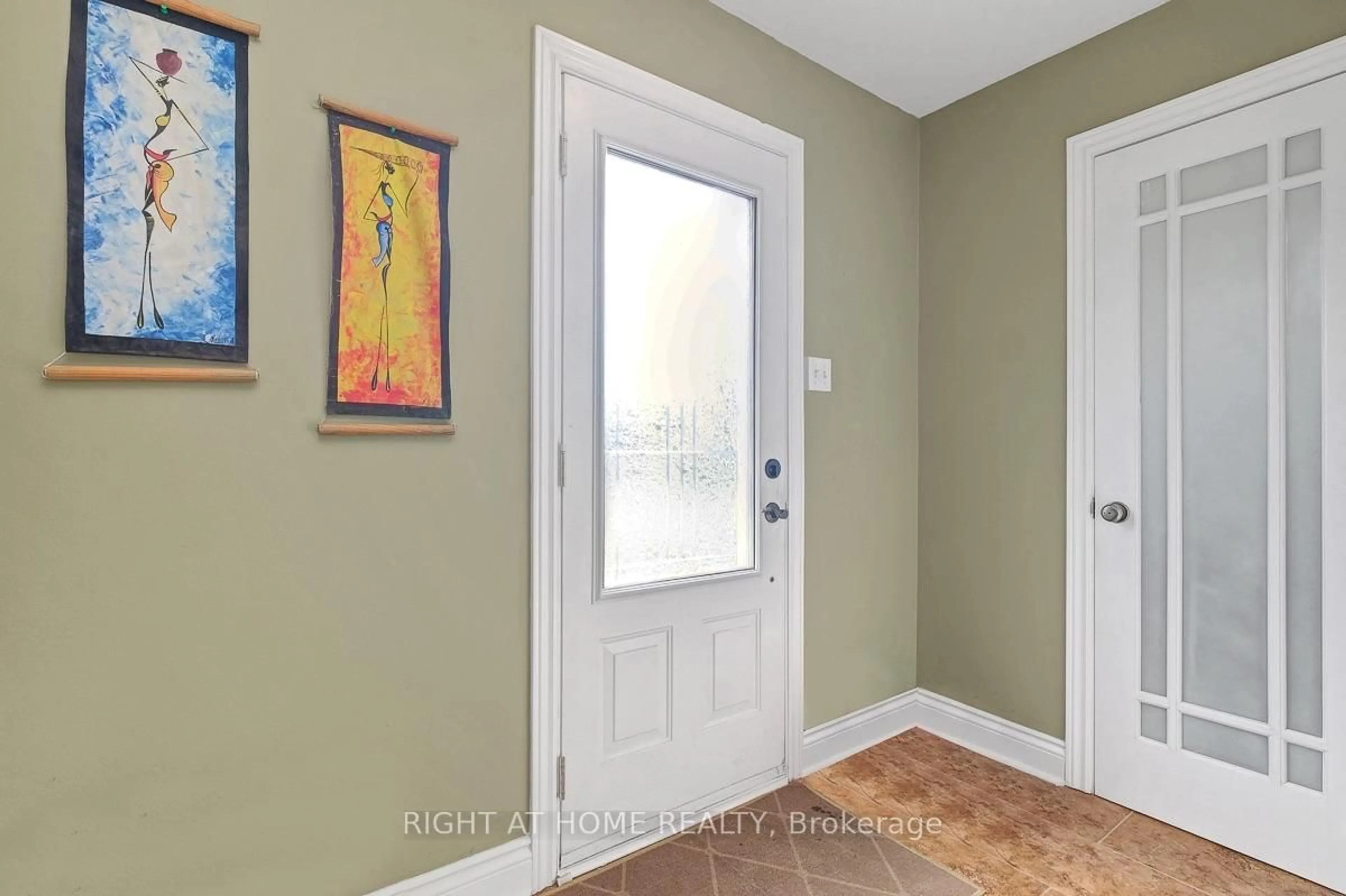 Indoor entryway for 1736 Stoneboat Cres, Orleans Ontario K1C 1W8