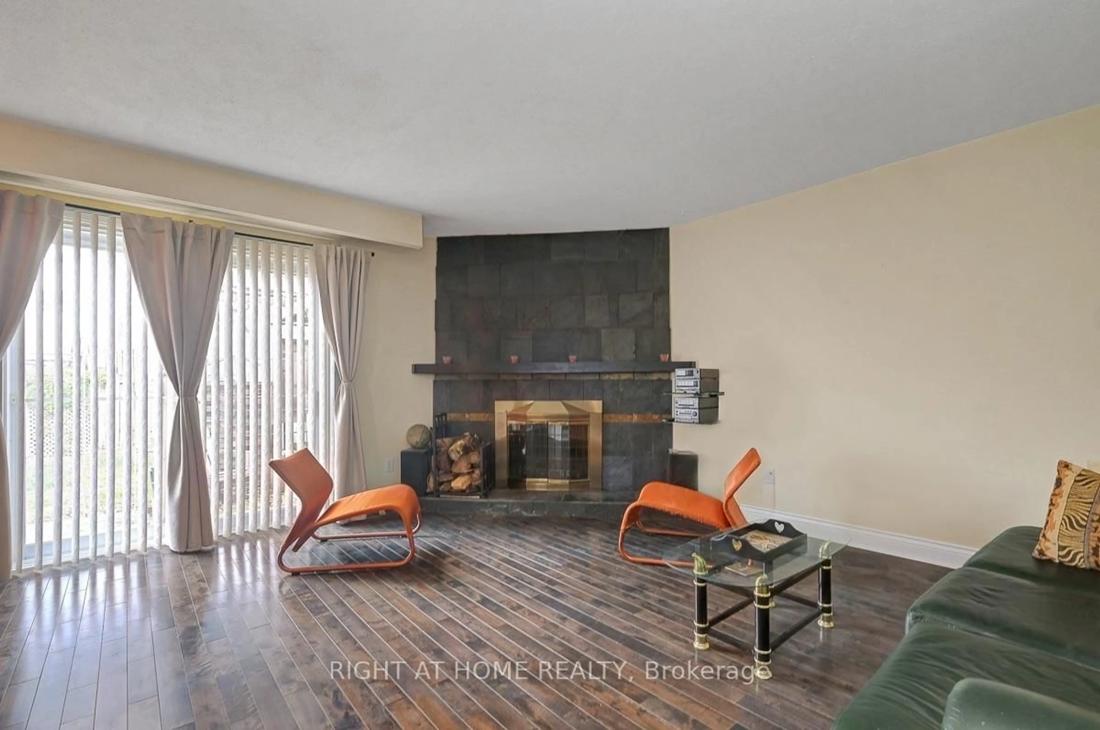 Living room with furniture, unknown for 1736 Stoneboat Cres, Orleans Ontario K1C 1W8
