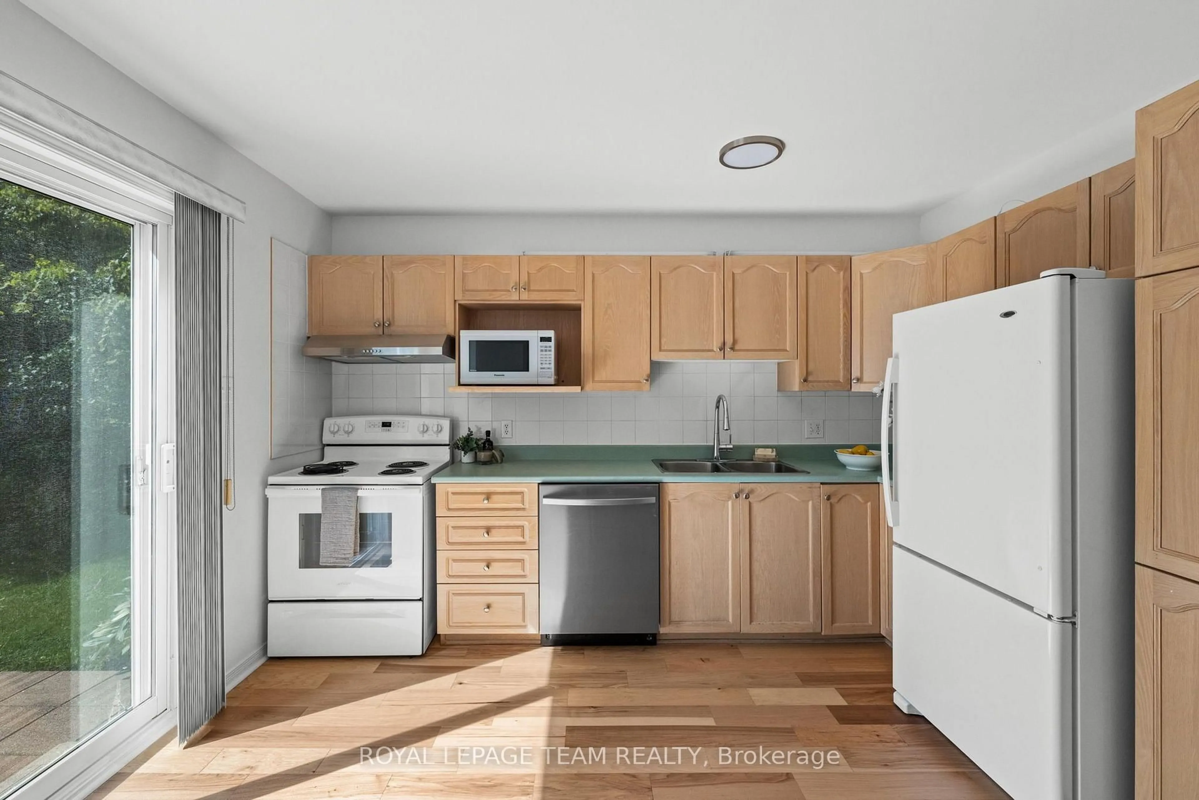 Standard kitchen, wood/laminate floor for 77 Sherring Crt, Kanata Ontario K2K 2T1