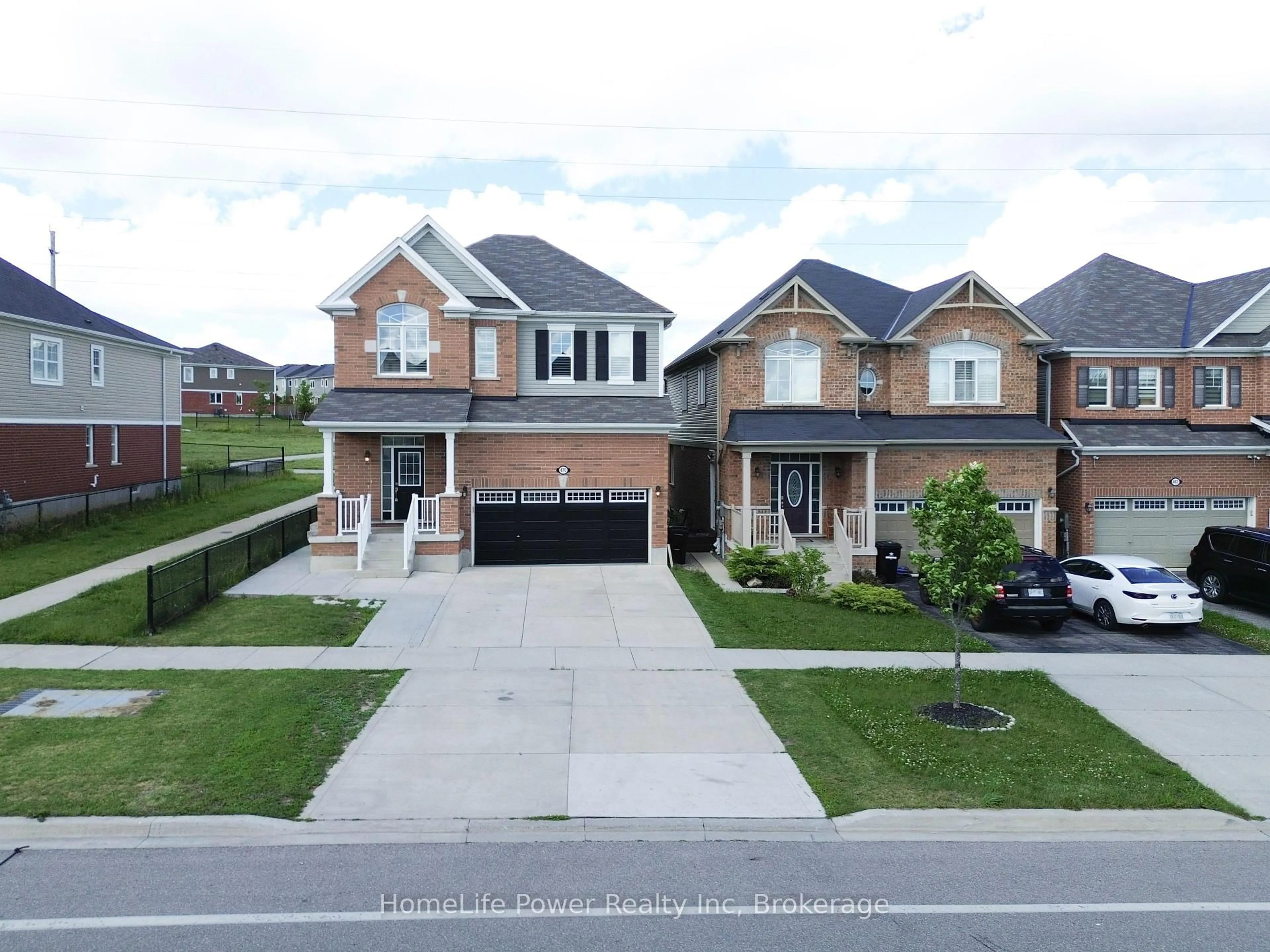 A pic from outside/outdoor area/front of a property/back of a property/a pic from drone, street for 470 Blair Creek Dr, Kitchener Ontario N2P 2X6
