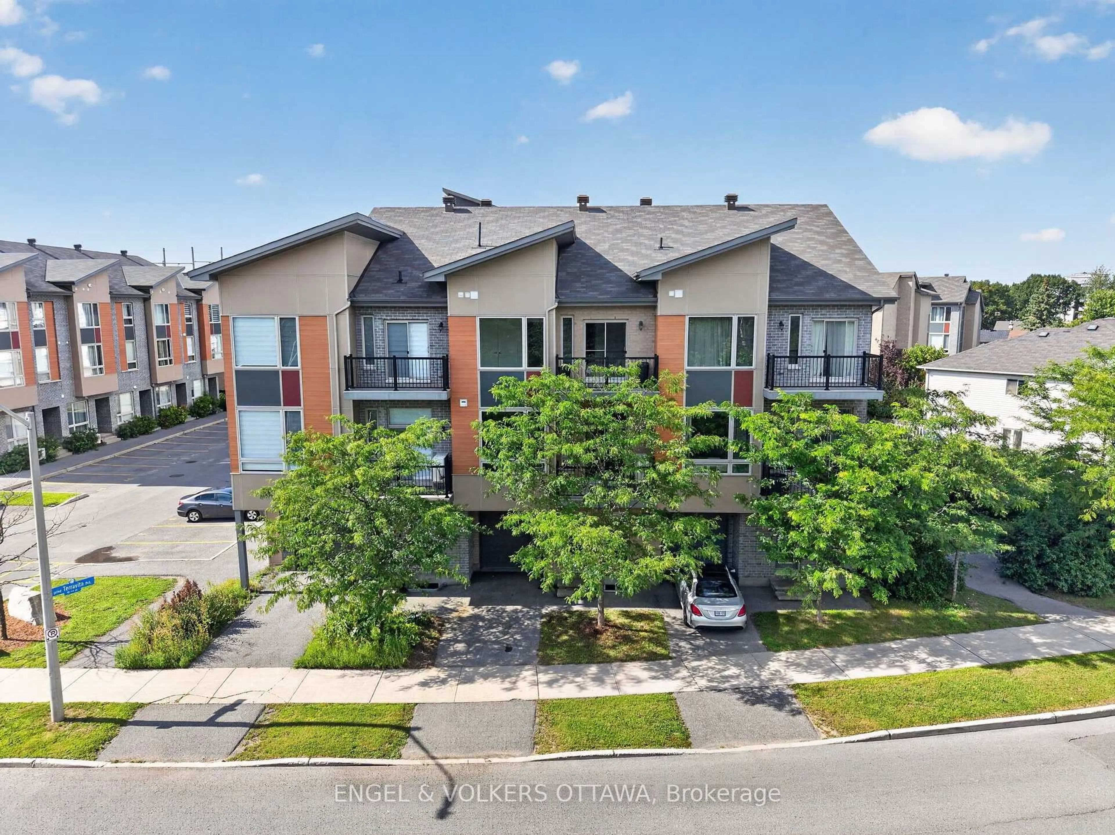 A pic from outside/outdoor area/front of a property/back of a property/a pic from drone, street for 3652 Downpatrick Rd, Ottawa Ontario K1V 8Y9