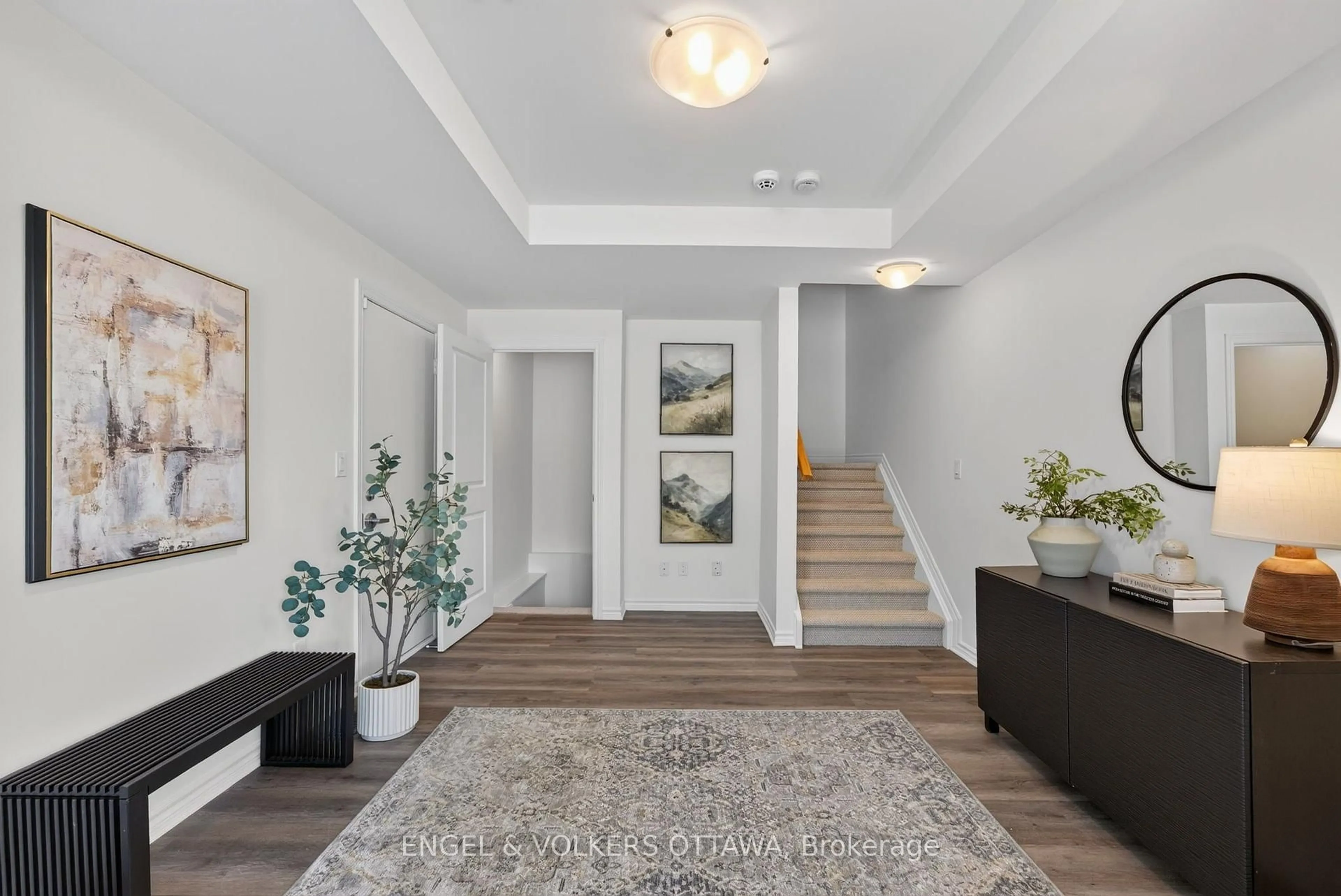 Indoor entryway for 3652 Downpatrick Rd, Ottawa Ontario K1V 8Y9
