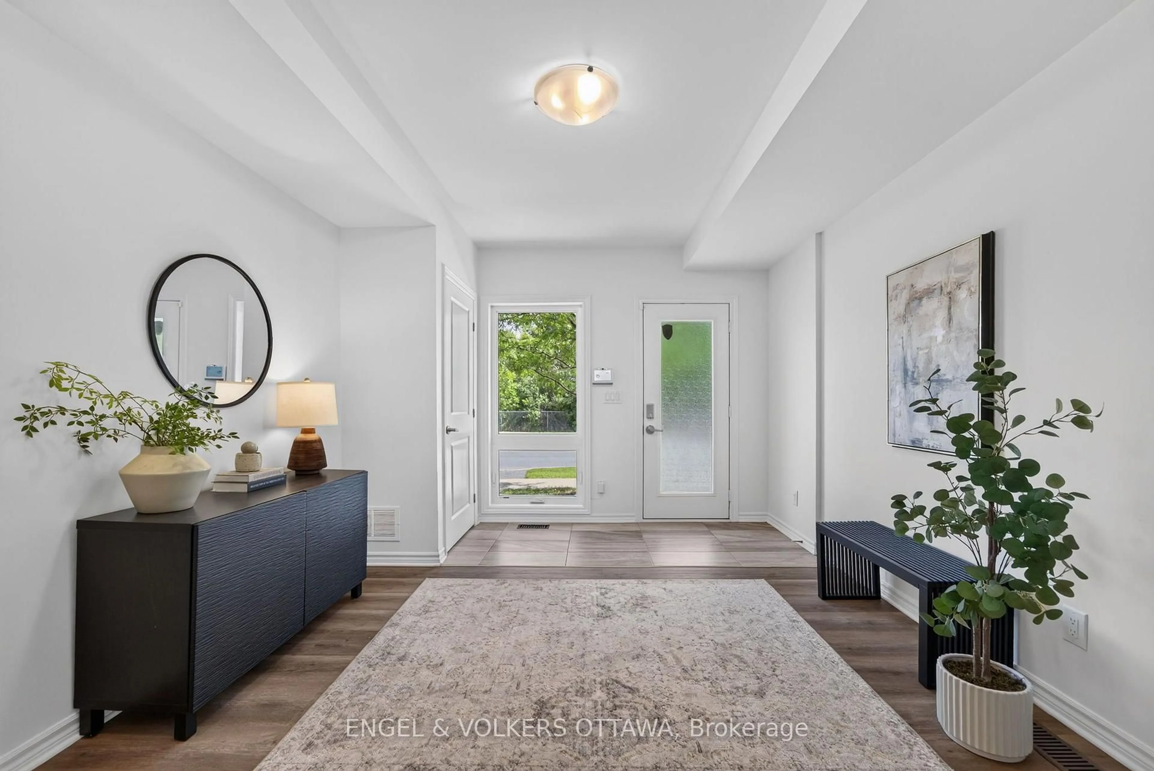 Indoor entryway for 3652 Downpatrick Rd, Ottawa Ontario K1V 8Y9