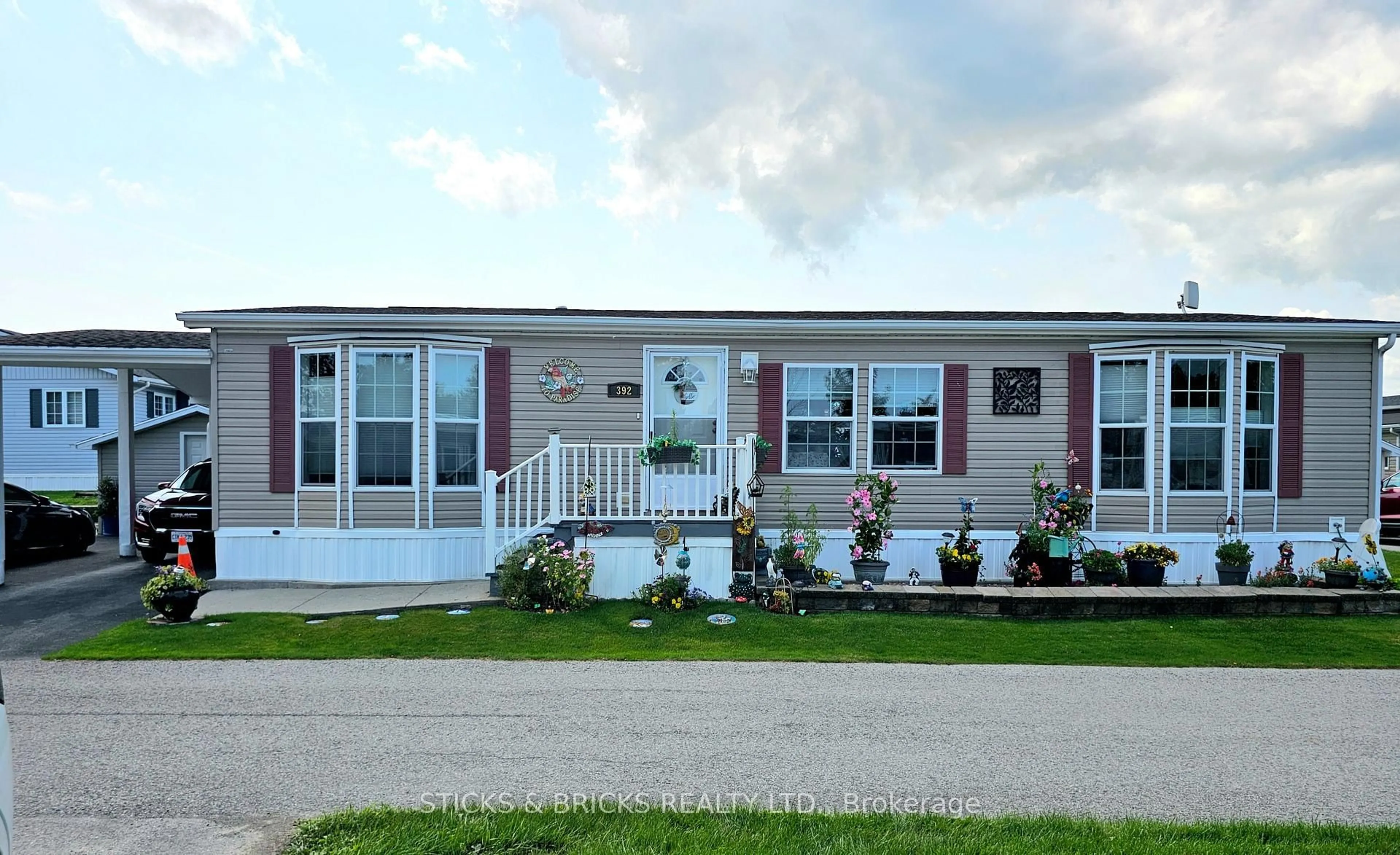 Home with vinyl exterior material, water/lake/river/ocean view for 3033 Townline Rd, Fort Erie Ontario L0S 1S1