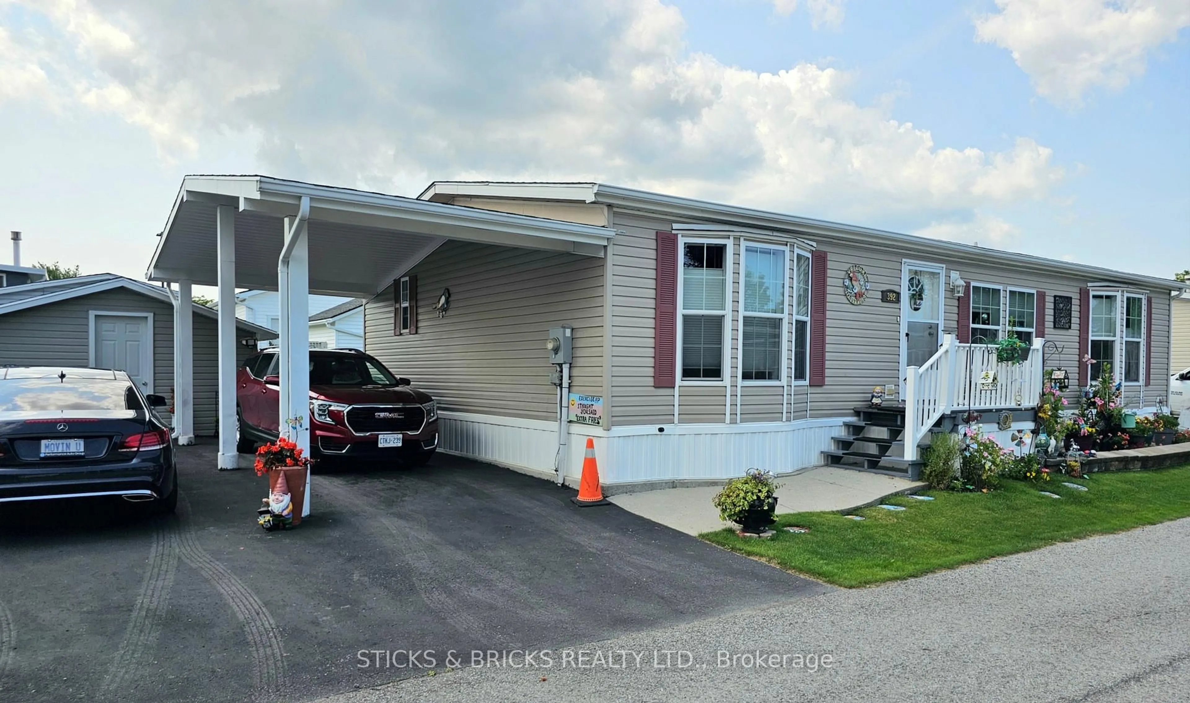Home with vinyl exterior material, street for 3033 Townline Rd, Fort Erie Ontario L0S 1S1