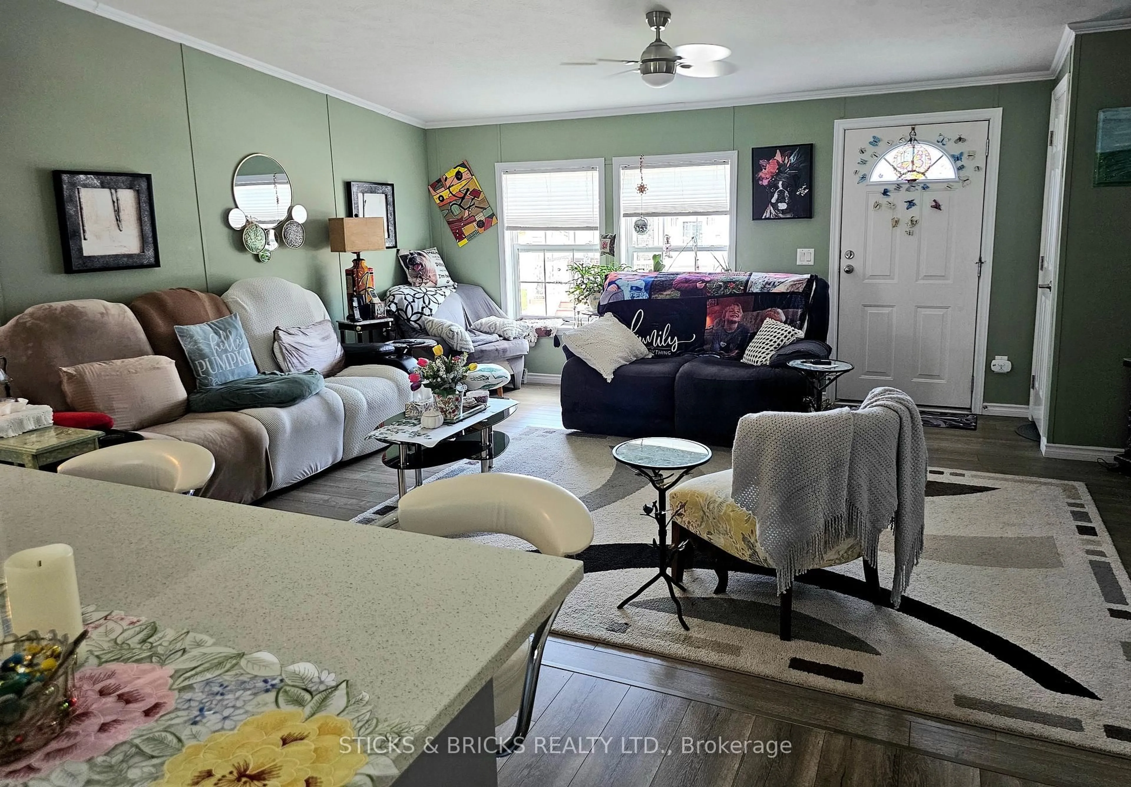 Living room with furniture, unknown for 3033 Townline Rd, Fort Erie Ontario L0S 1S1