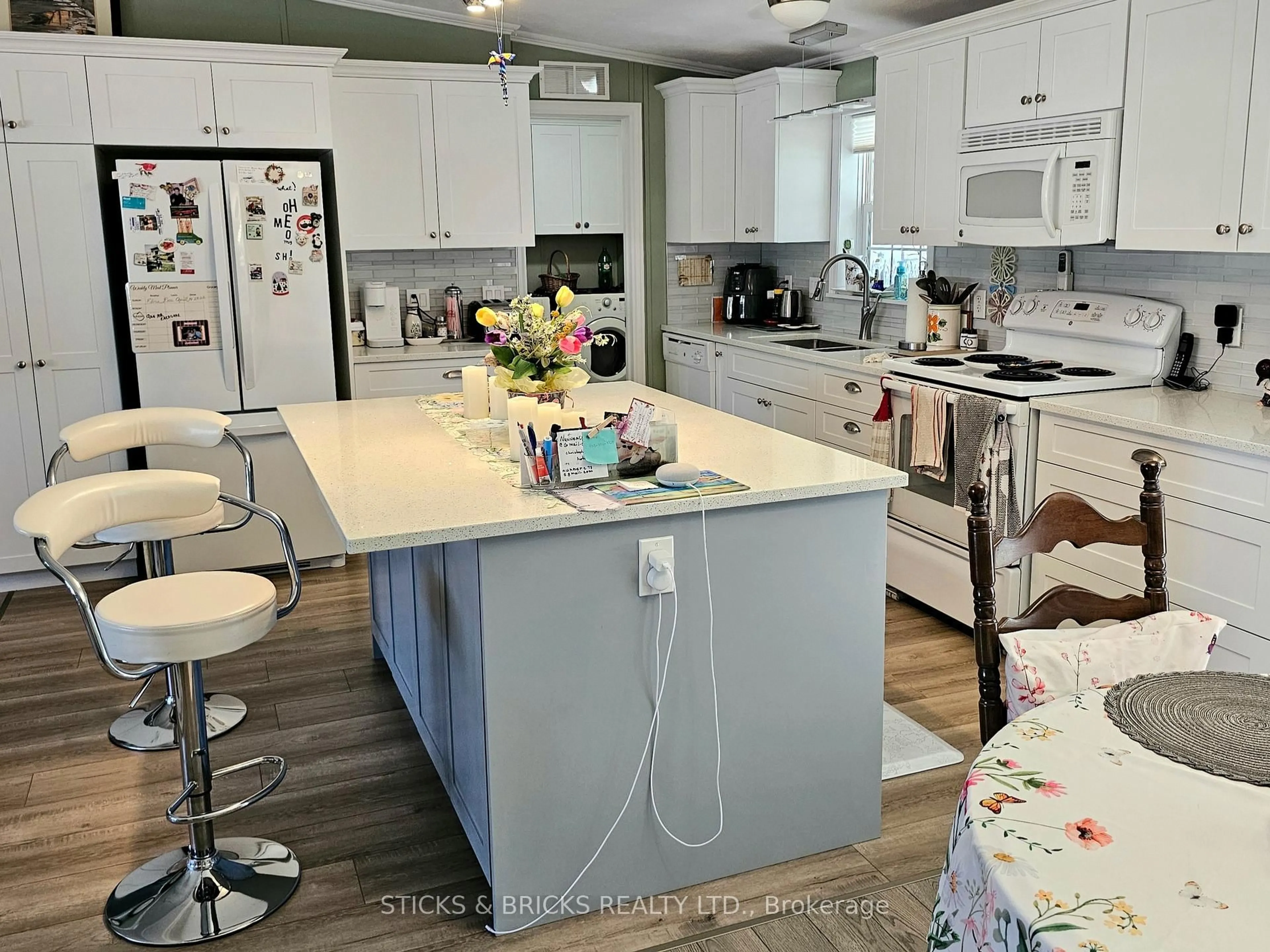 Open concept kitchen, unknown for 3033 Townline Rd, Fort Erie Ontario L0S 1S1