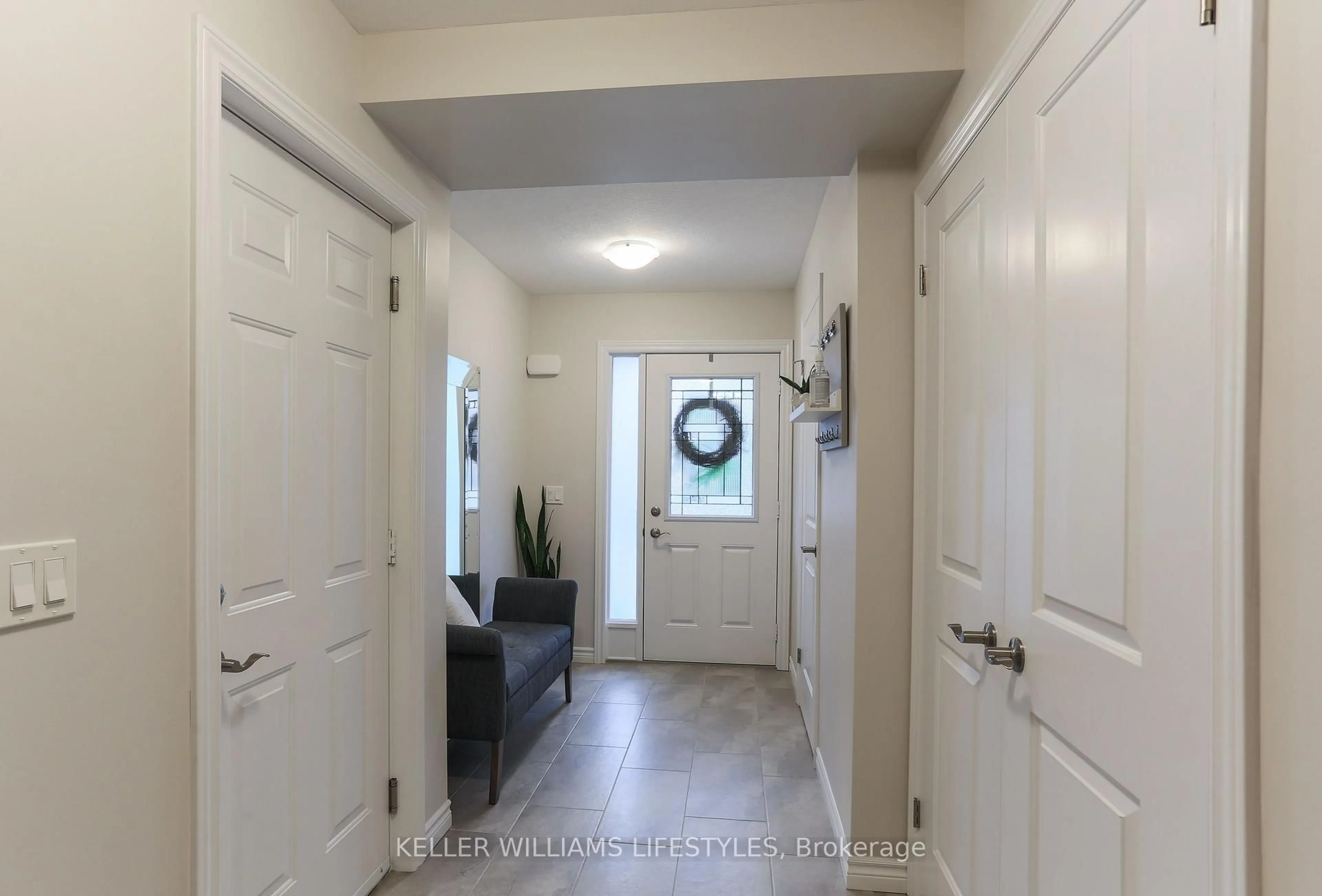 Indoor entryway for 1061 Eagletrace Dr #73, London North Ontario N6G 0T3