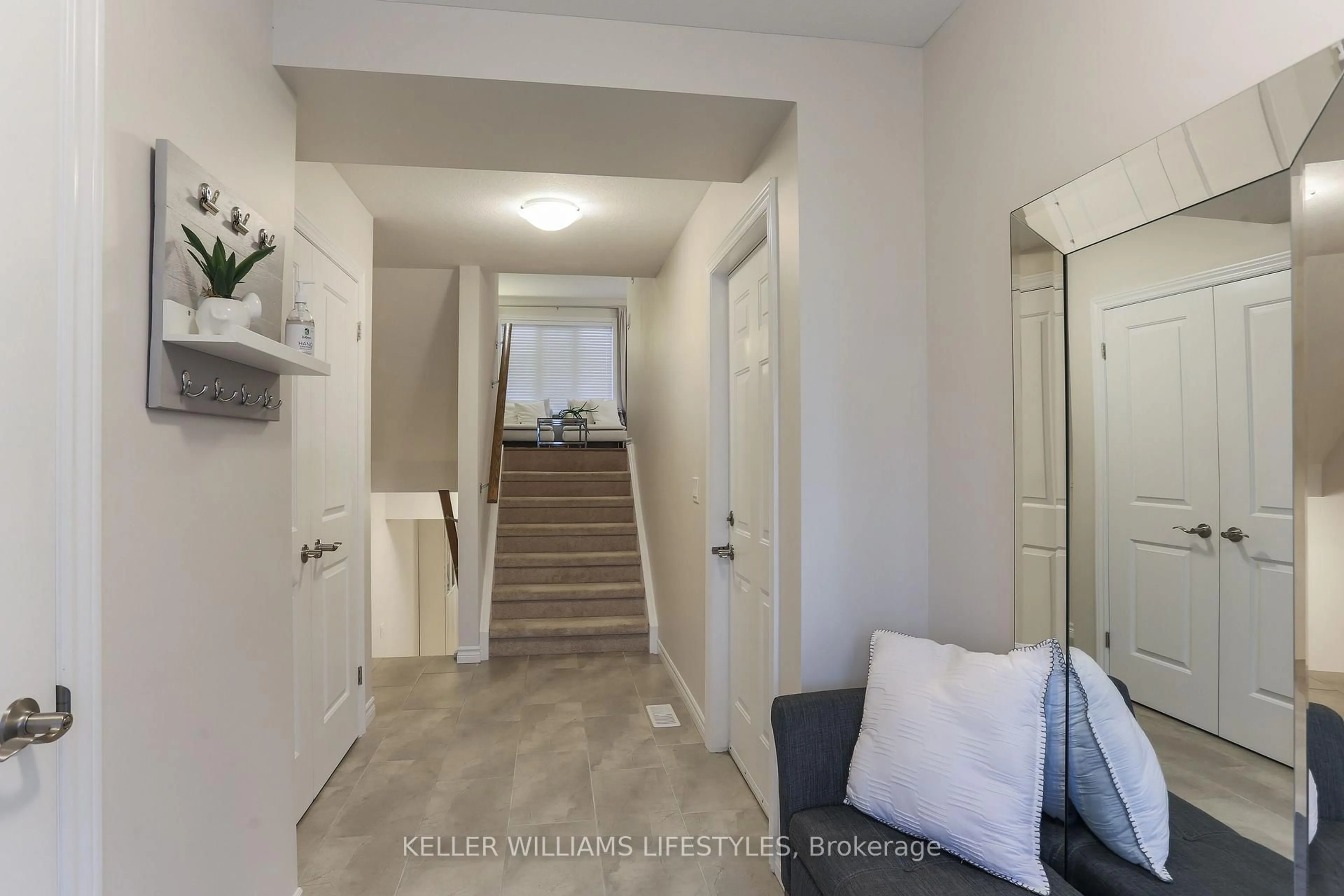 Indoor entryway for 1061 Eagletrace Dr #73, London North Ontario N6G 0T3