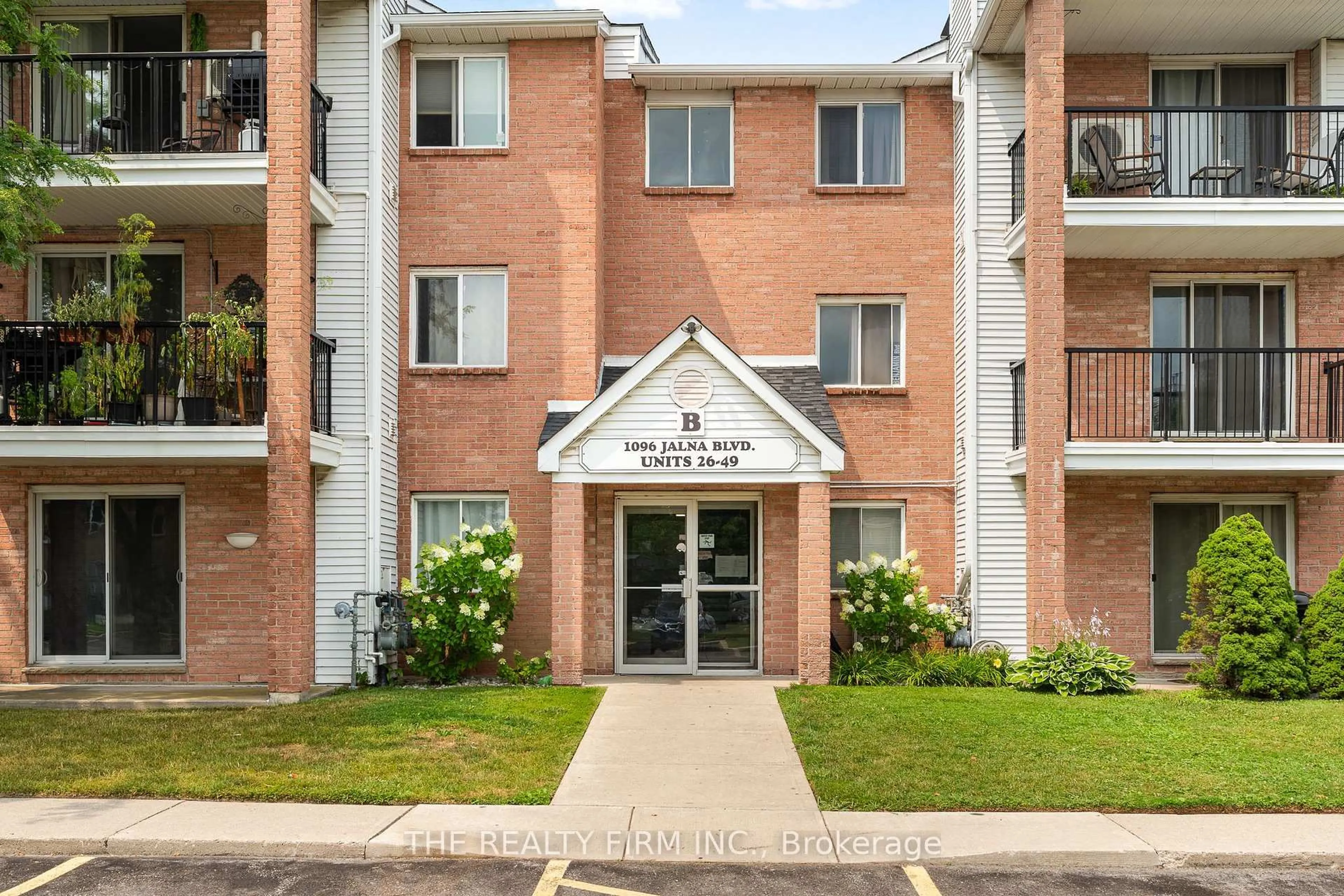 Indoor foyer for 1096 Jalna Blvd #40, London South Ontario N6E 3B8