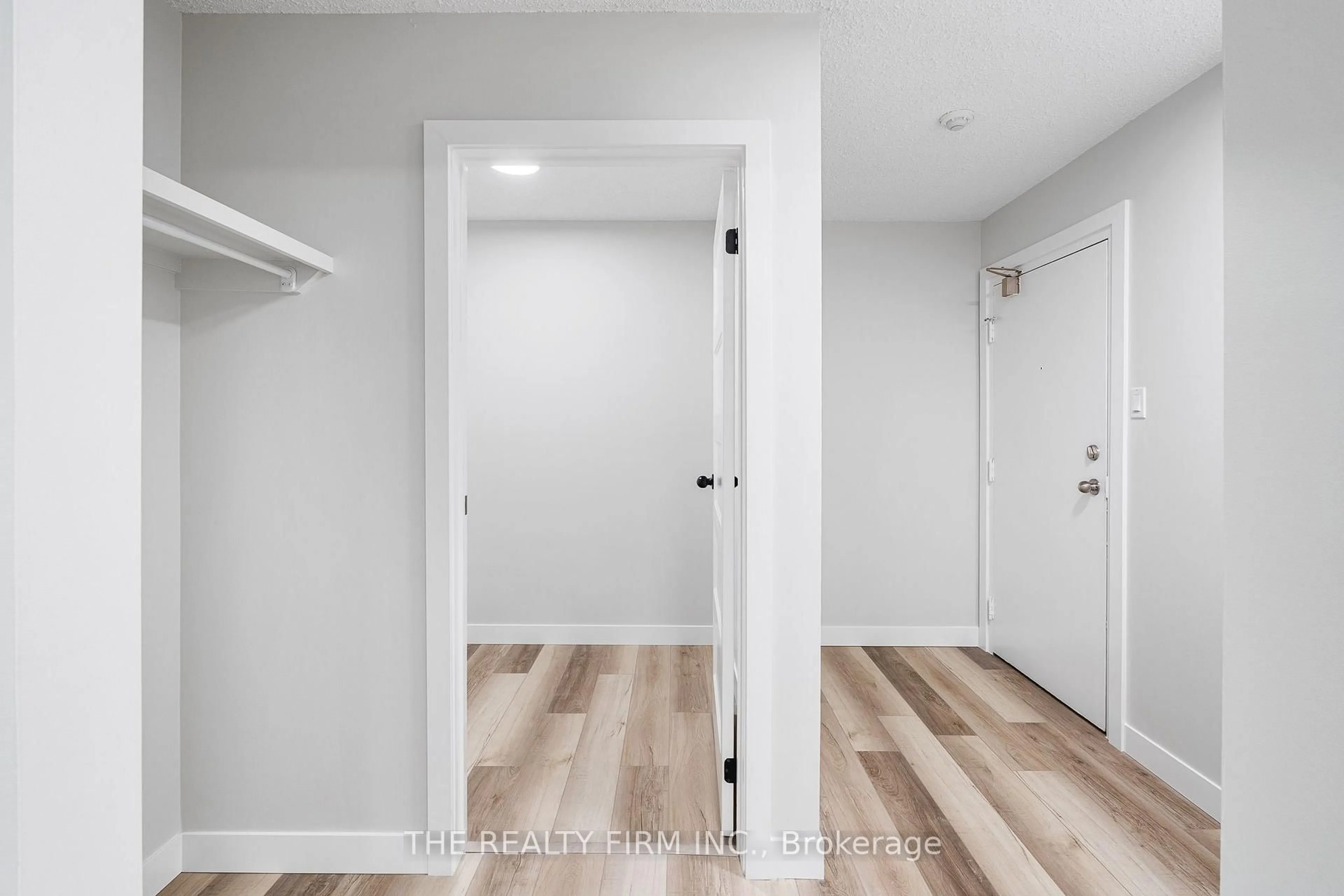 Indoor entryway for 1096 Jalna Blvd #40, London South Ontario N6E 3B8