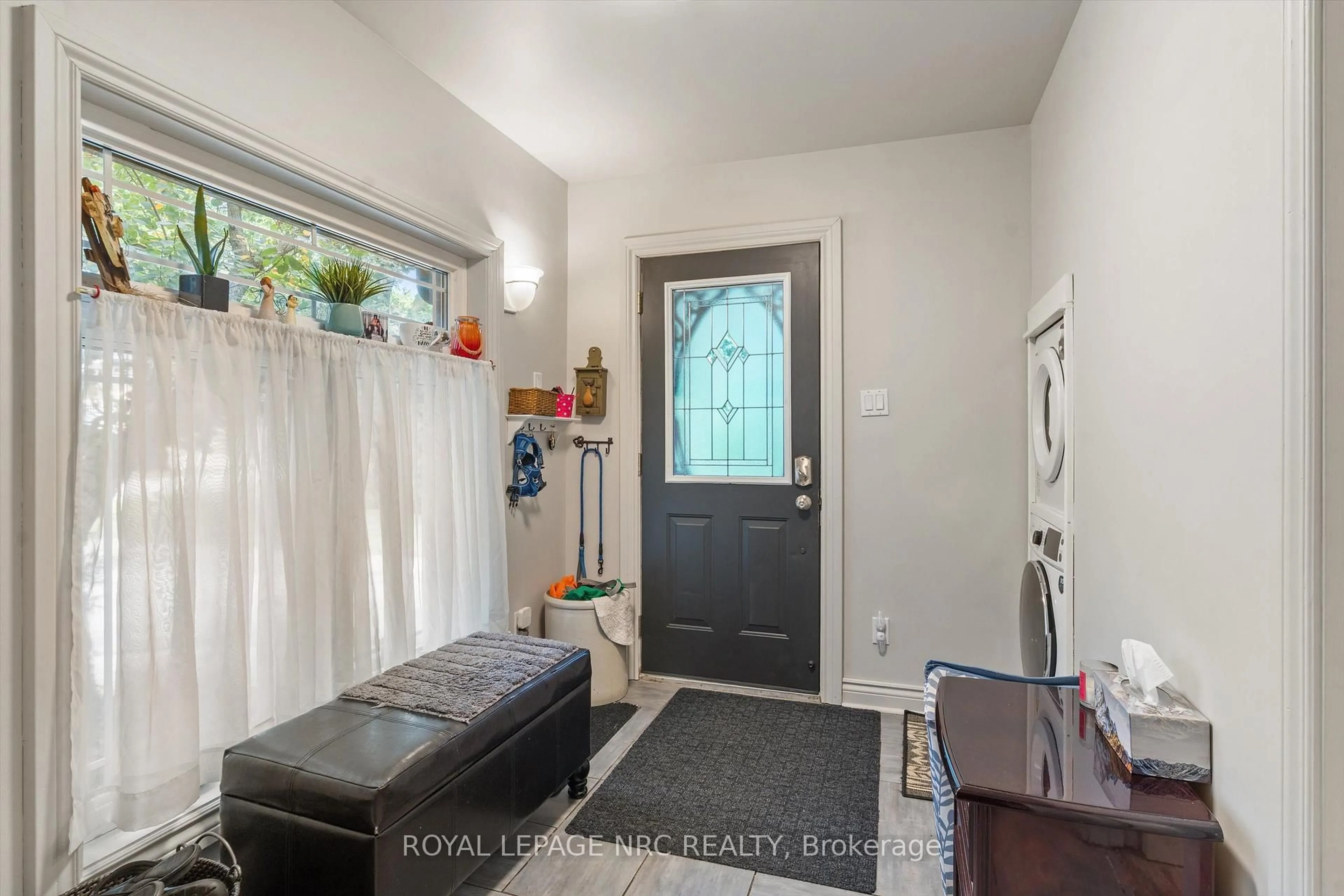 Indoor entryway for 210 Ontario St, Thorold Ontario L2V 1E4