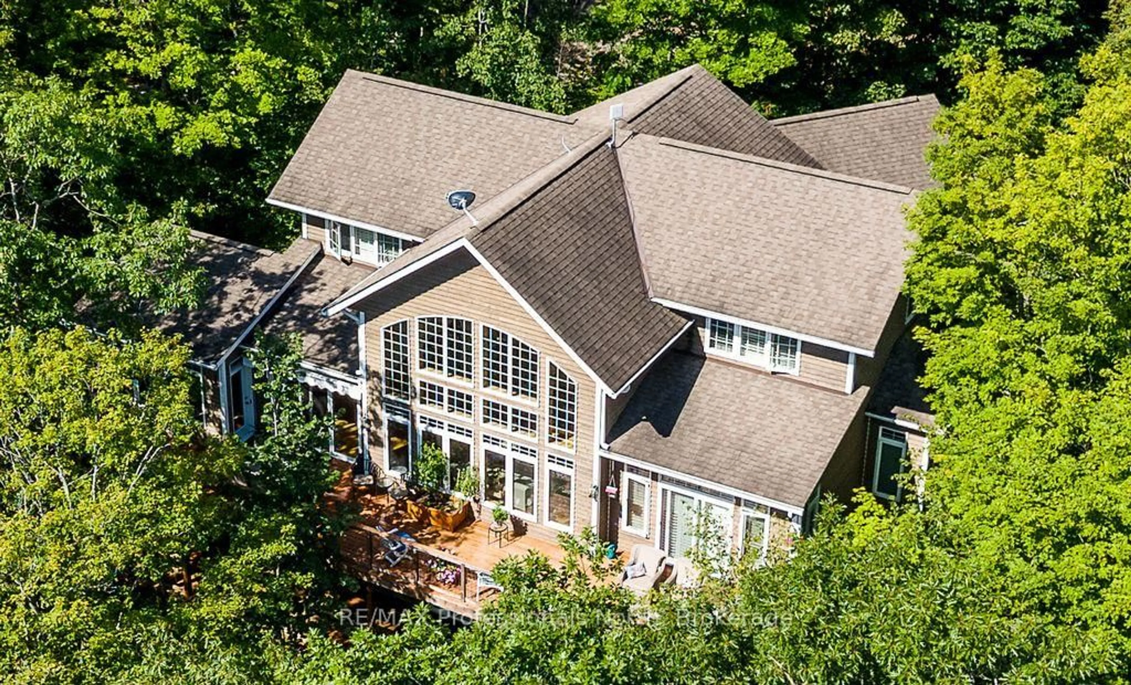 A pic from outside/outdoor area/front of a property/back of a property/a pic from drone, unknown for 1041 Kingfisher Lane, Minden Hills Ontario K0M 2K0
