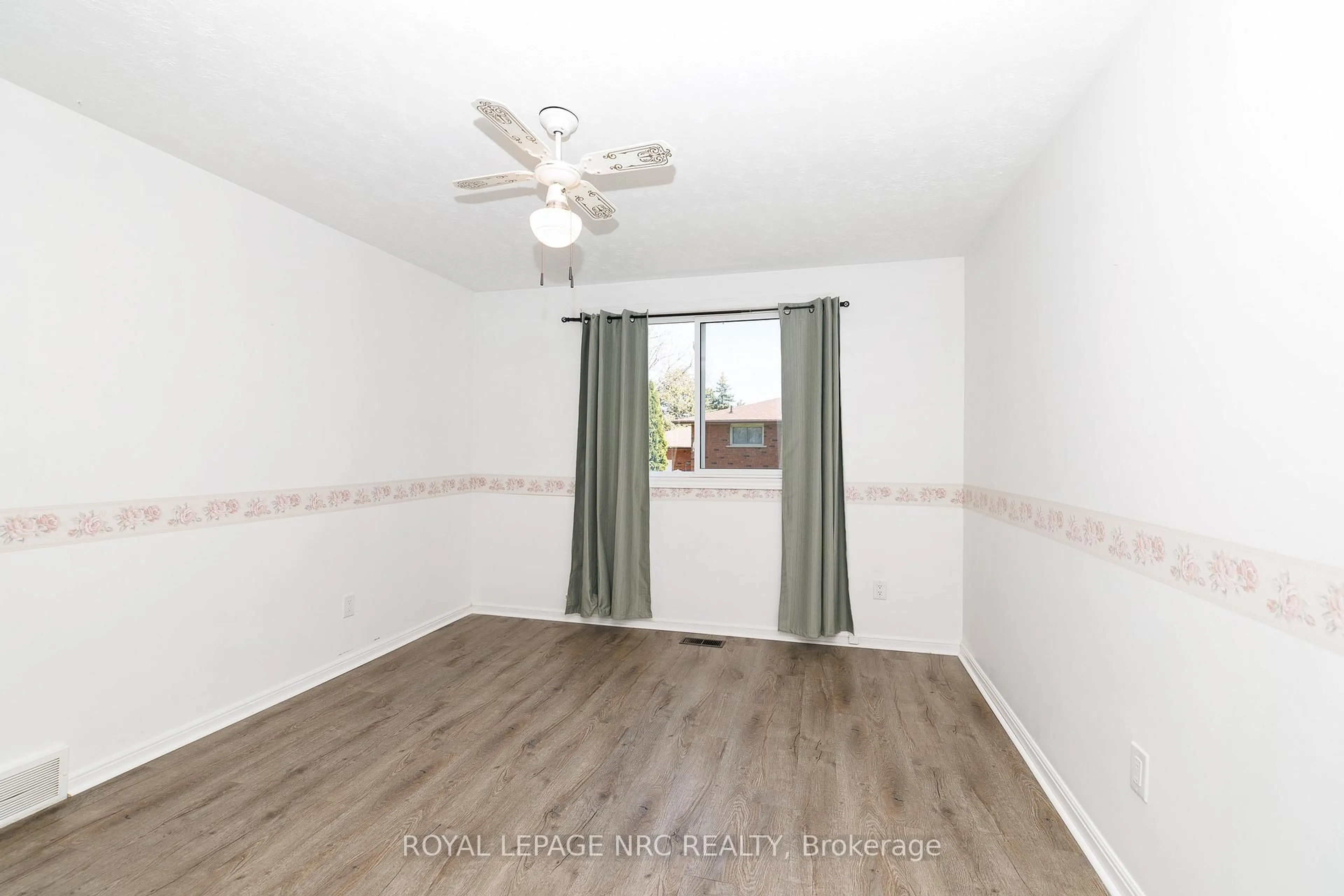 A pic of a room for 8 Kerwin Gate, St. Catharines Ontario L2N 4J8