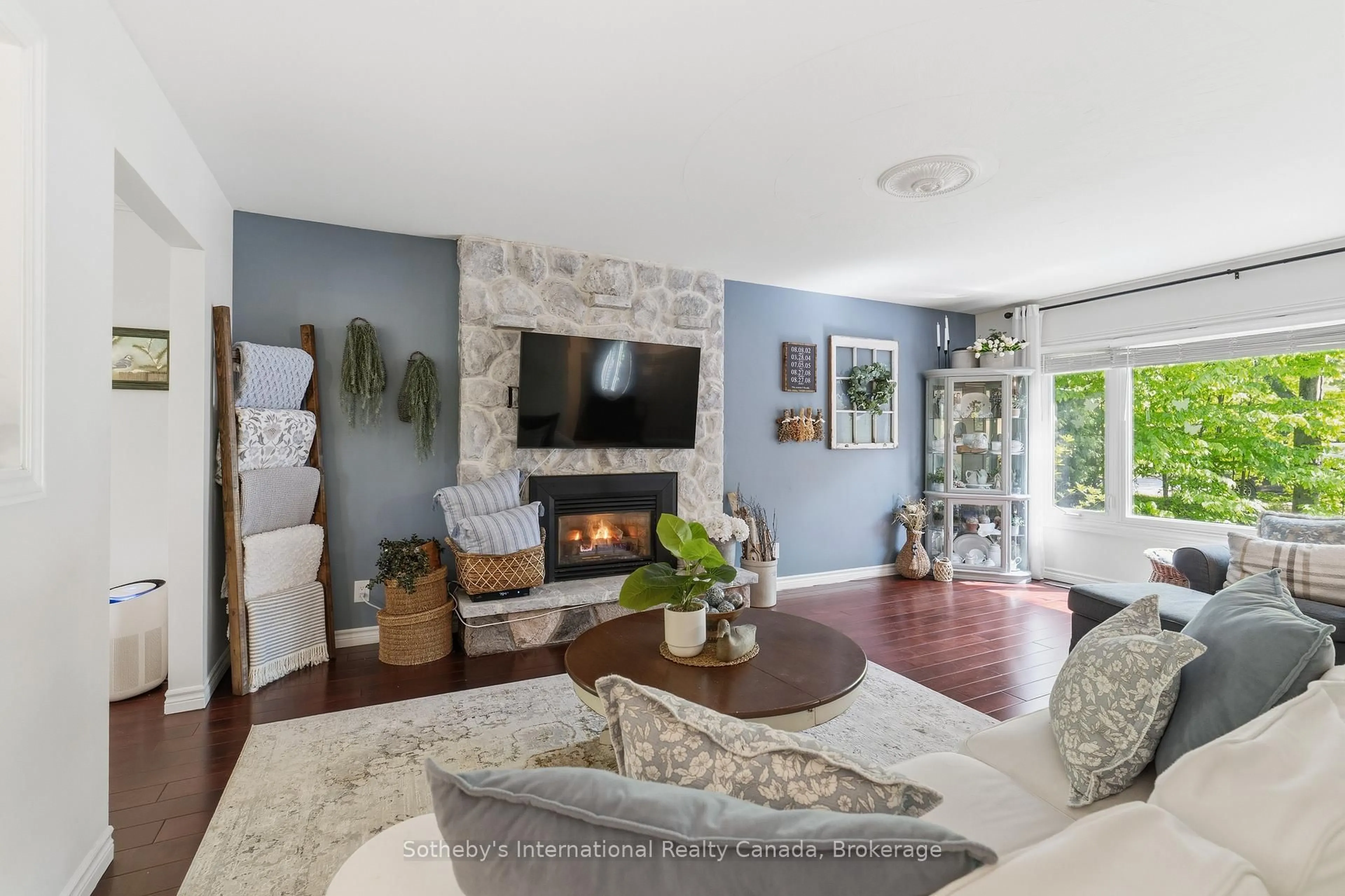 Living room with furniture, unknown for 180 Clairmont Rd, Gravenhurst Ontario P1P 1H9