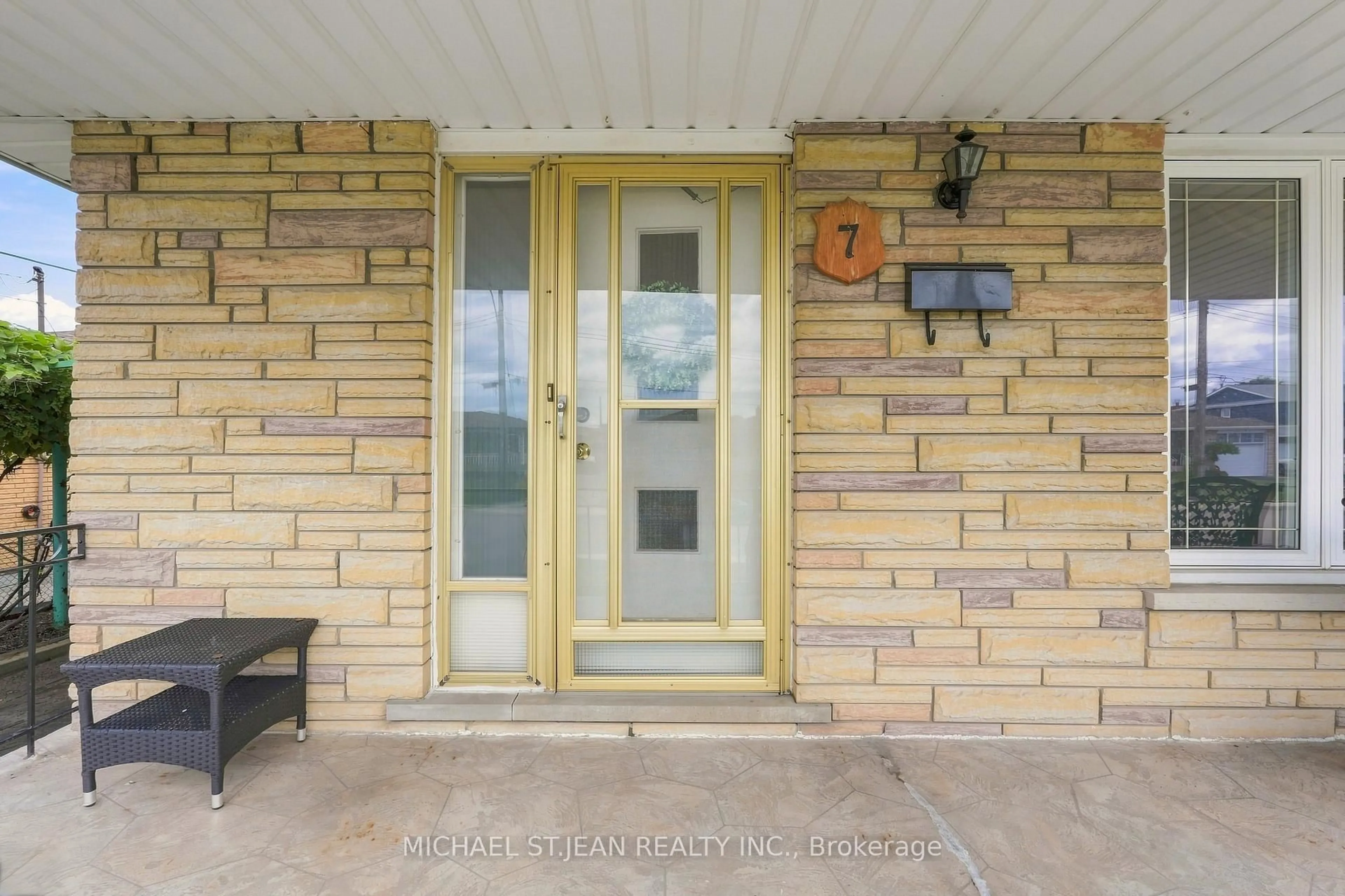 Indoor entryway for 7 Duchess Crt, Hamilton Ontario L8E 1A4