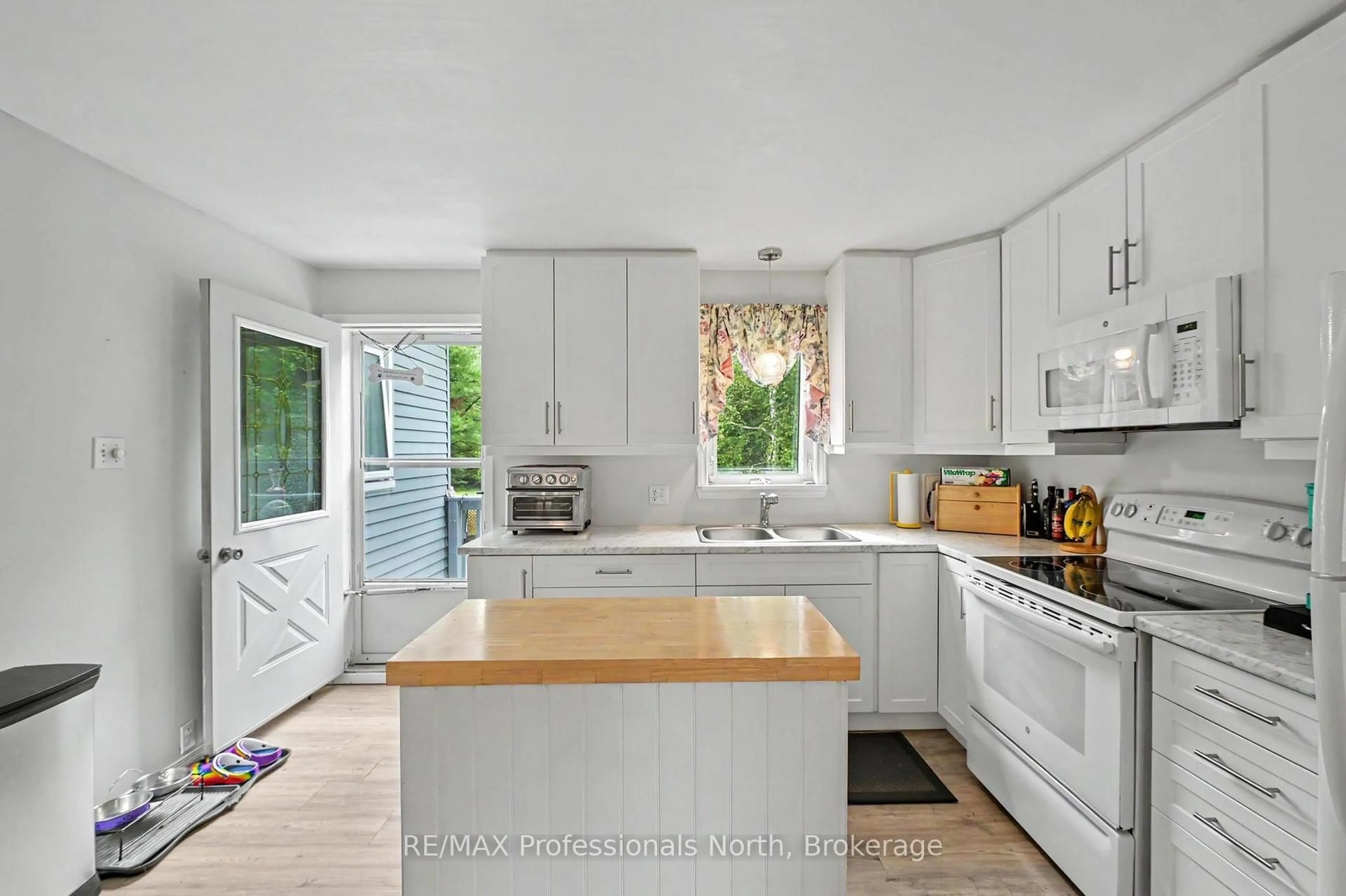 Open concept kitchen, ceramic/tile floor for 1297 Hunter Creek Rd, Minden Hills Ontario K0M 2K0