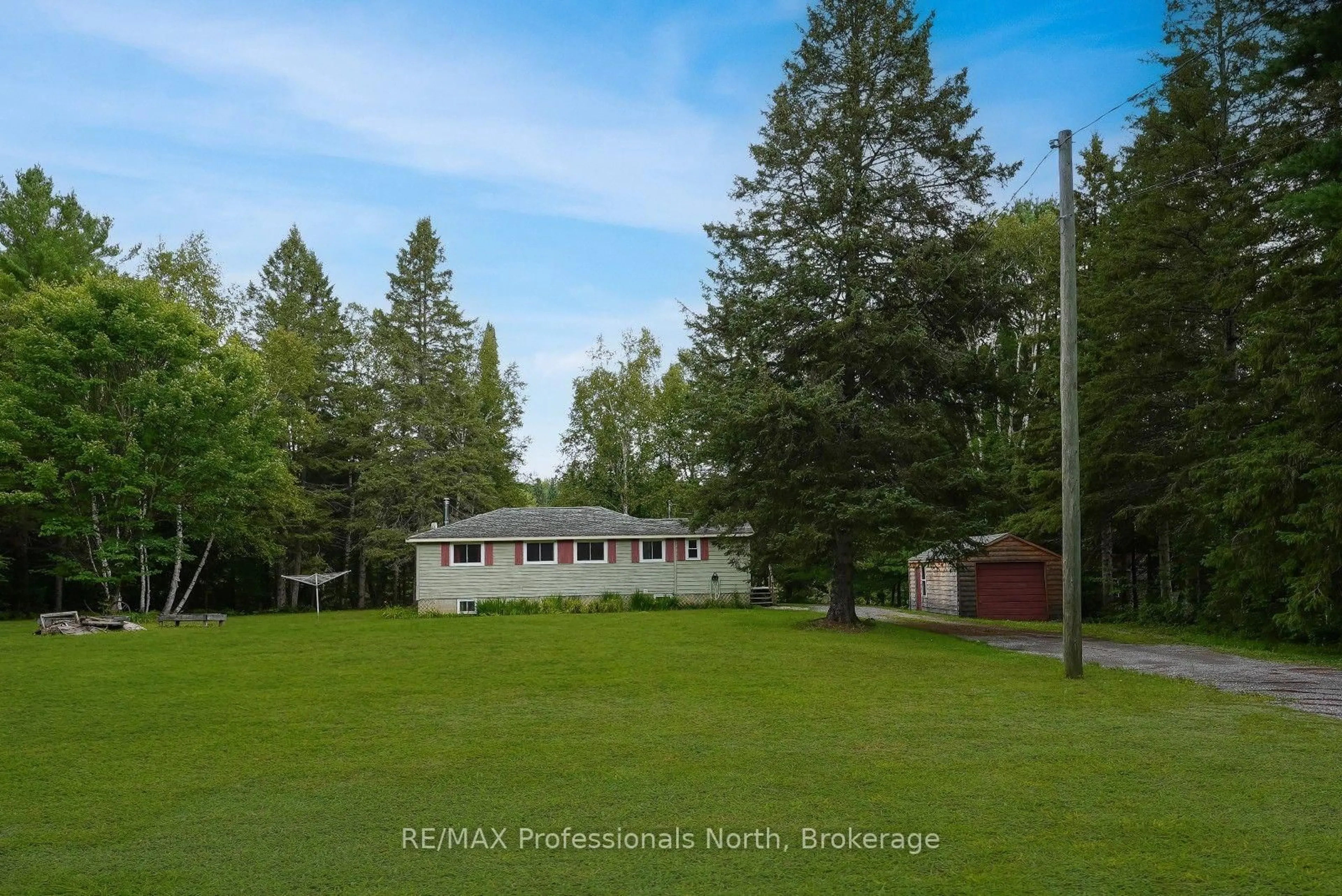 A pic from outside/outdoor area/front of a property/back of a property/a pic from drone, unknown for 1052 Ablett Crt, Algonquin Highlands Ontario K0M 1S0