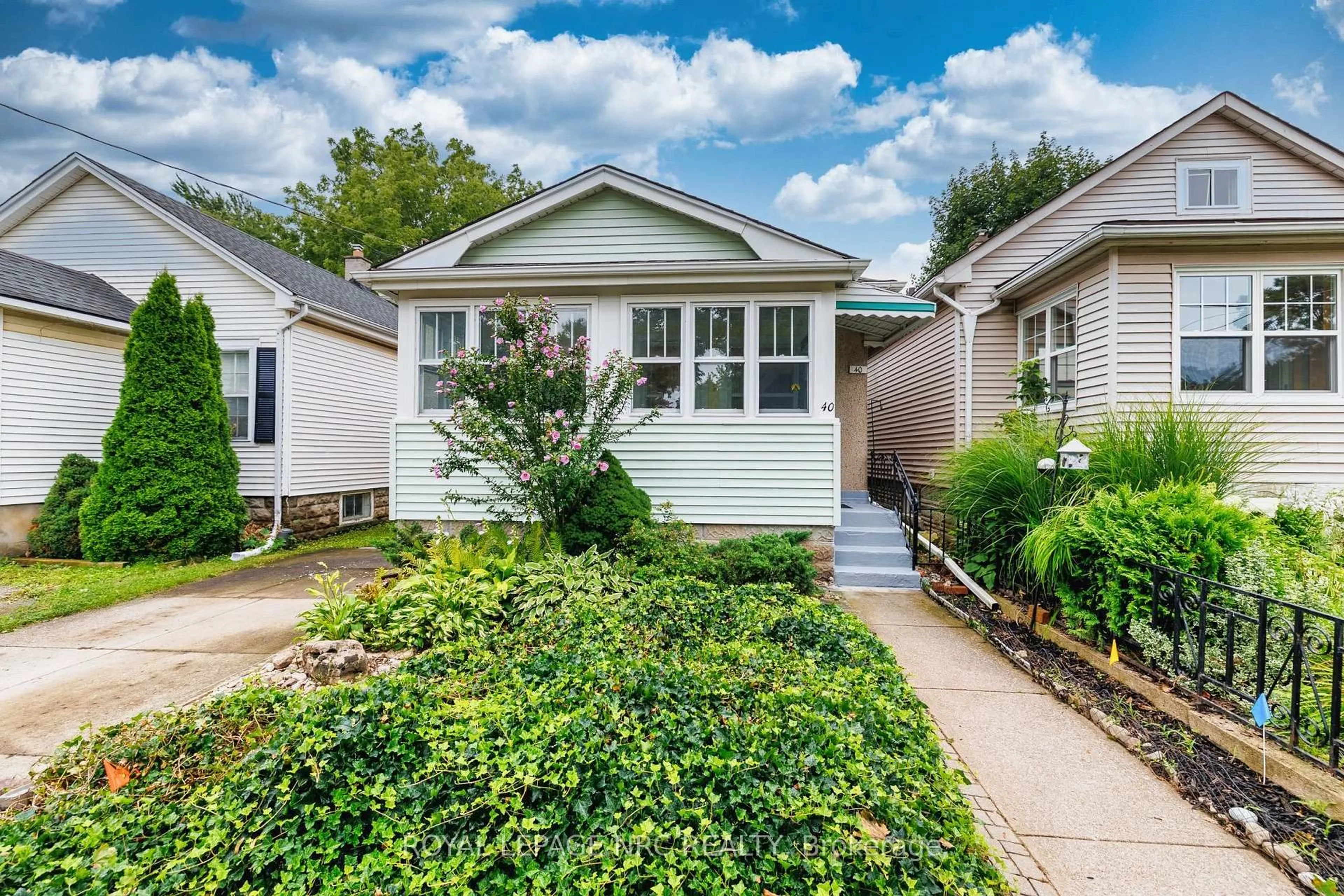 Home with vinyl exterior material, street for 40 St. Patrick St, St. Catharines Ontario L2R 1K1
