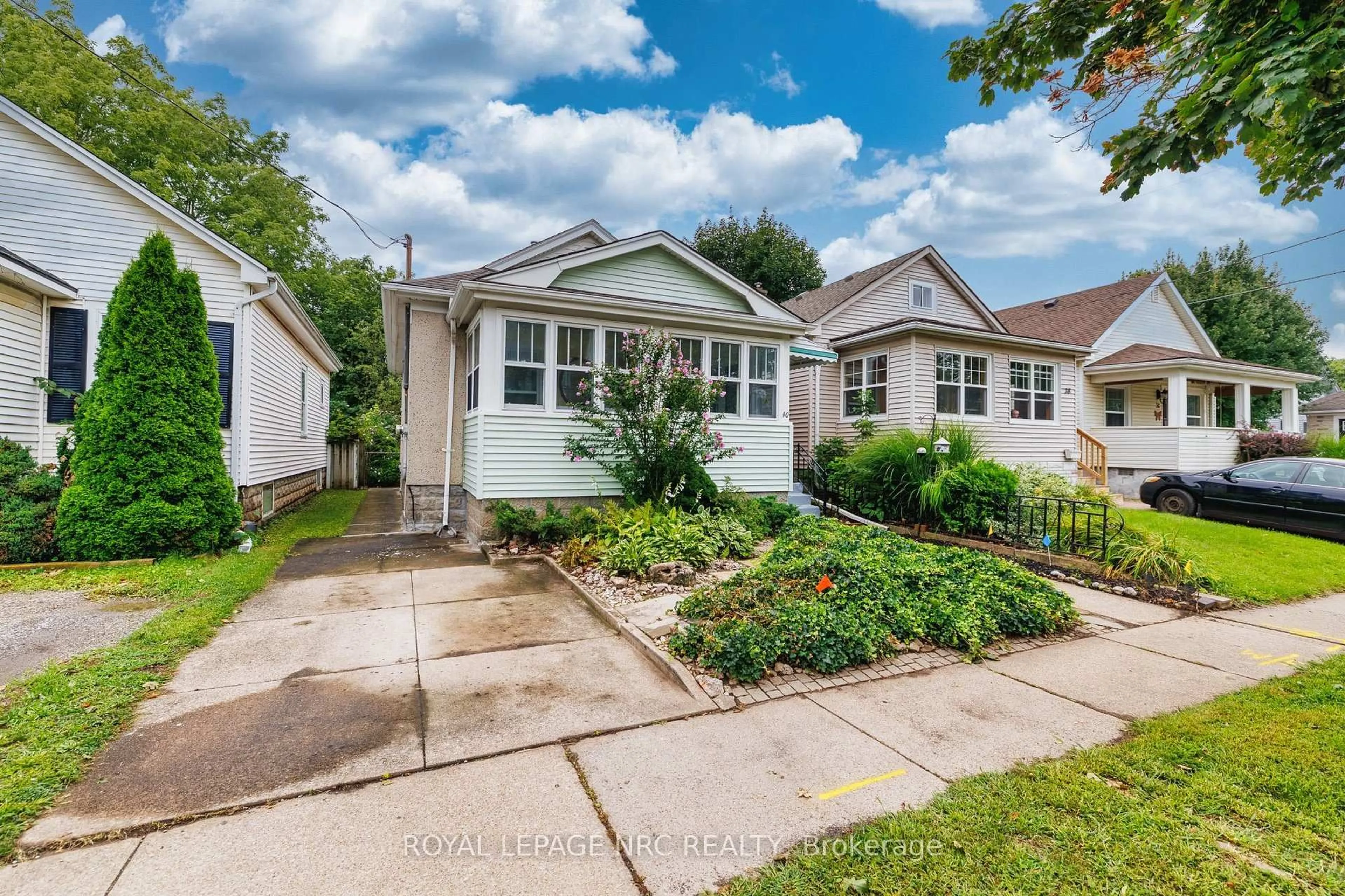 Home with vinyl exterior material, street for 40 St. Patrick St, St. Catharines Ontario L2R 1K1