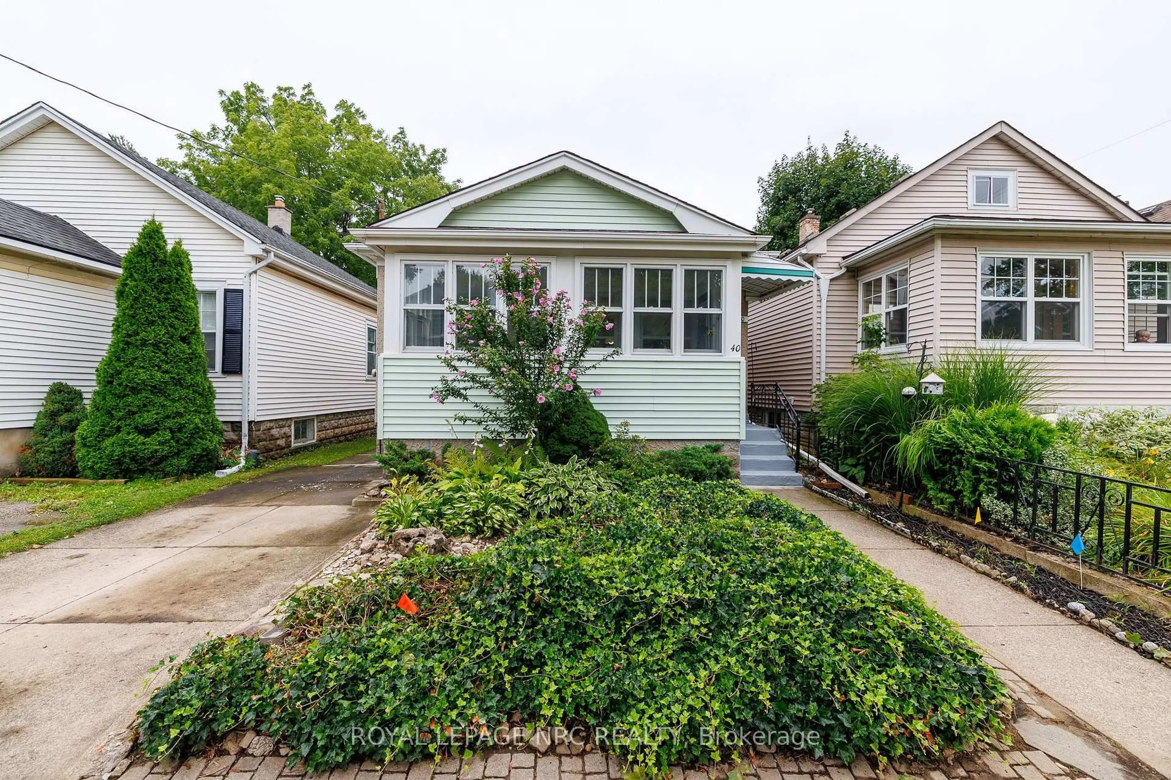 Home with vinyl exterior material, street for 40 St. Patrick St, St. Catharines Ontario L2R 1K1