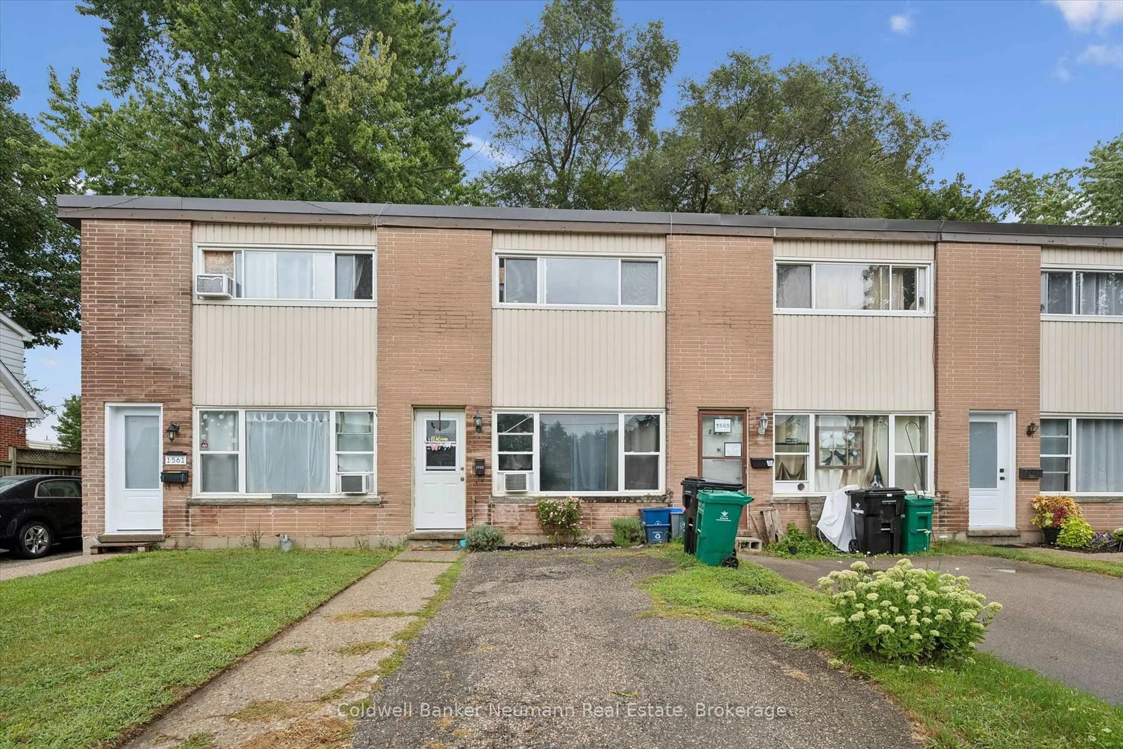 A pic from outside/outdoor area/front of a property/back of a property/a pic from drone, street for 1561-1567 Queenston Rd, Cambridge Ontario N3H 3L8